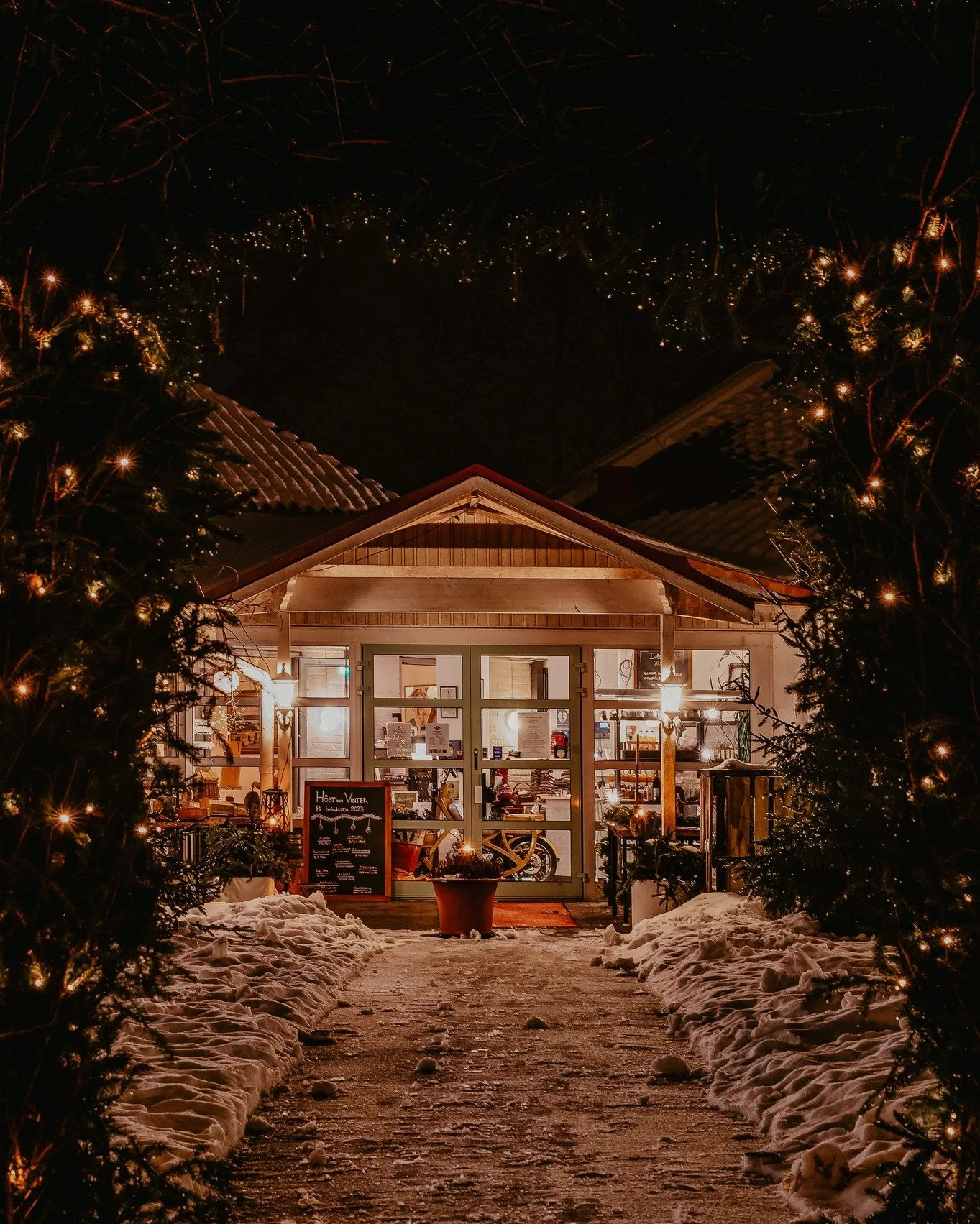 Julst&auml;mningen p&aring; Iv&ouml; har en egen puls. Det &auml;r som om &ouml;n b&auml;r minnet av alla vintrar som passerat &ouml;ver sj&ouml;n. Dimman rullar in som en stillsam saga, granarna st&aring;r tysta som v&auml;ktare och varje stig k&aum