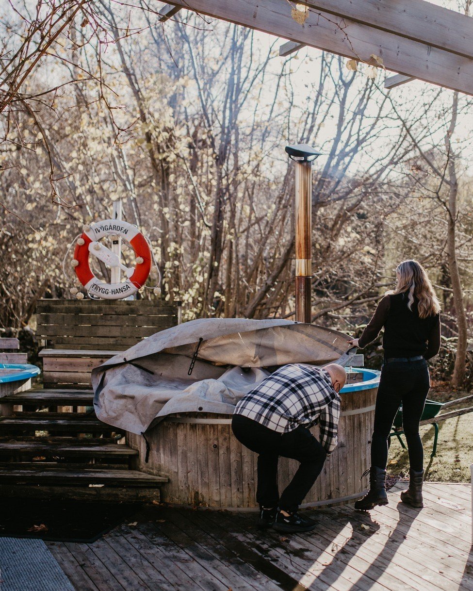 Det gnistrar i frostnupna vinrankor och inne i v&auml;rmen v&auml;ntar ro f&ouml;r kropp och sinne. V&aring;rt vinterpaket bjuder p&aring; en natt i lugnet, en god, varm m&aring;ltid och bad i vedeldad badtunna &ndash; med badrock och tofflor som v&a
