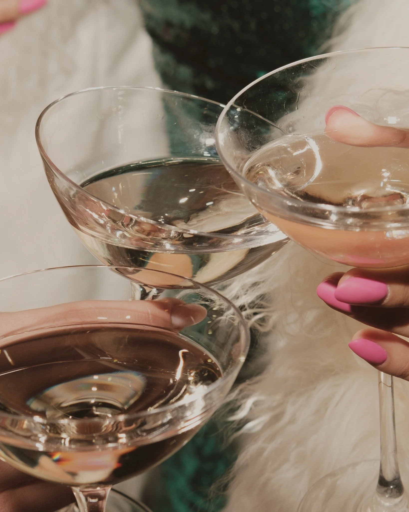 Visst l&auml;ngtar man efter skratt runt bordet, ett glas mousserande under vinterhimlens stj&auml;rnprydda m&ouml;rker och knastret fr&aring;n en v&auml;rmande brasa en fredag som denna? I helgen firar m&aring;nga alla  hj&auml;rtans dag men det &au