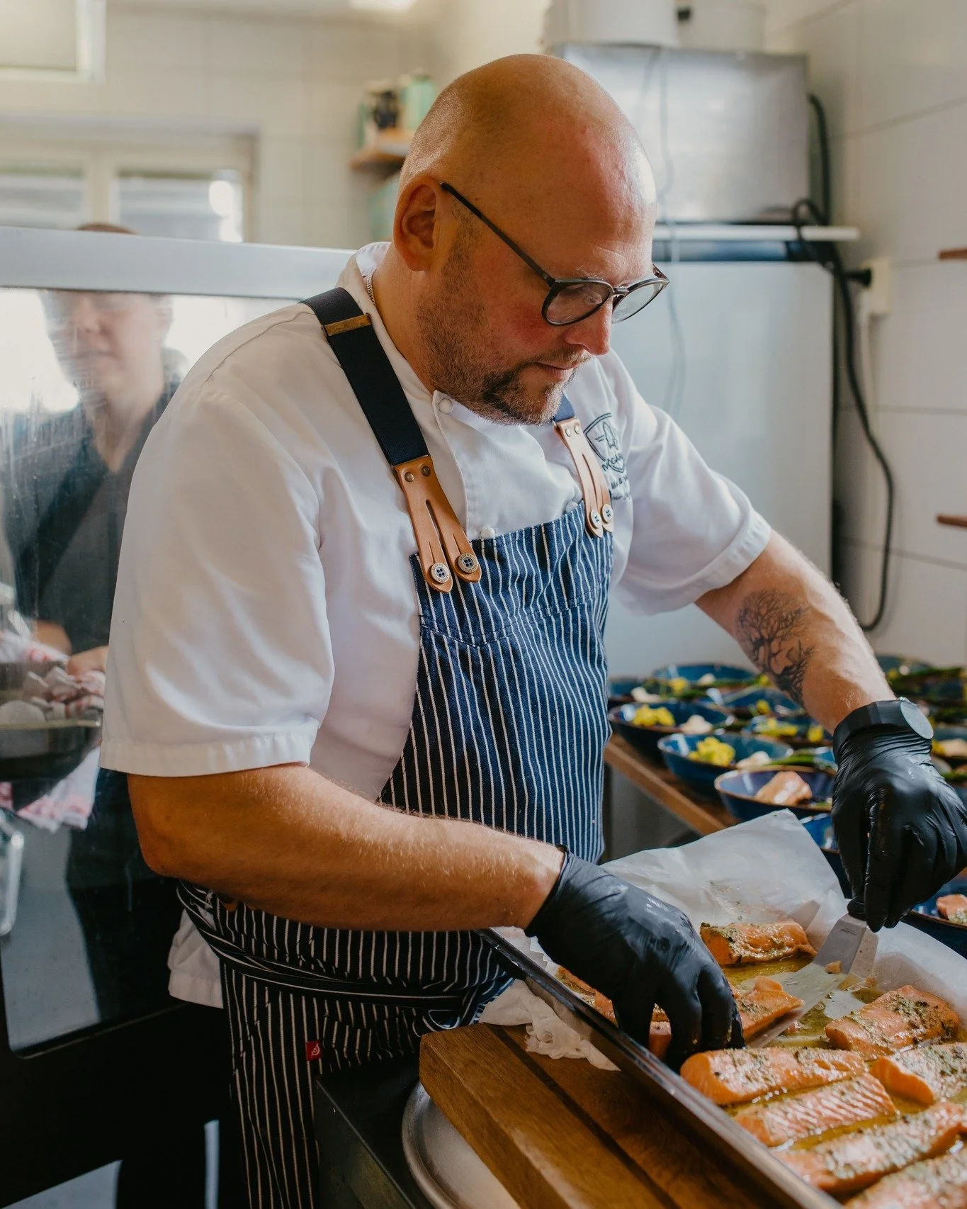 Mycket av det som g&ouml;r Iv&ouml;g&aring;rden till Iv&ouml;g&aring;rden syns inte direkt men det m&auml;rks i samspelet. I blickar. I h&auml;nder som rycker in utan att n&aring;got egentligen beh&ouml;ver s&auml;gas.
H&auml;r jobbar vi n&auml;ra va