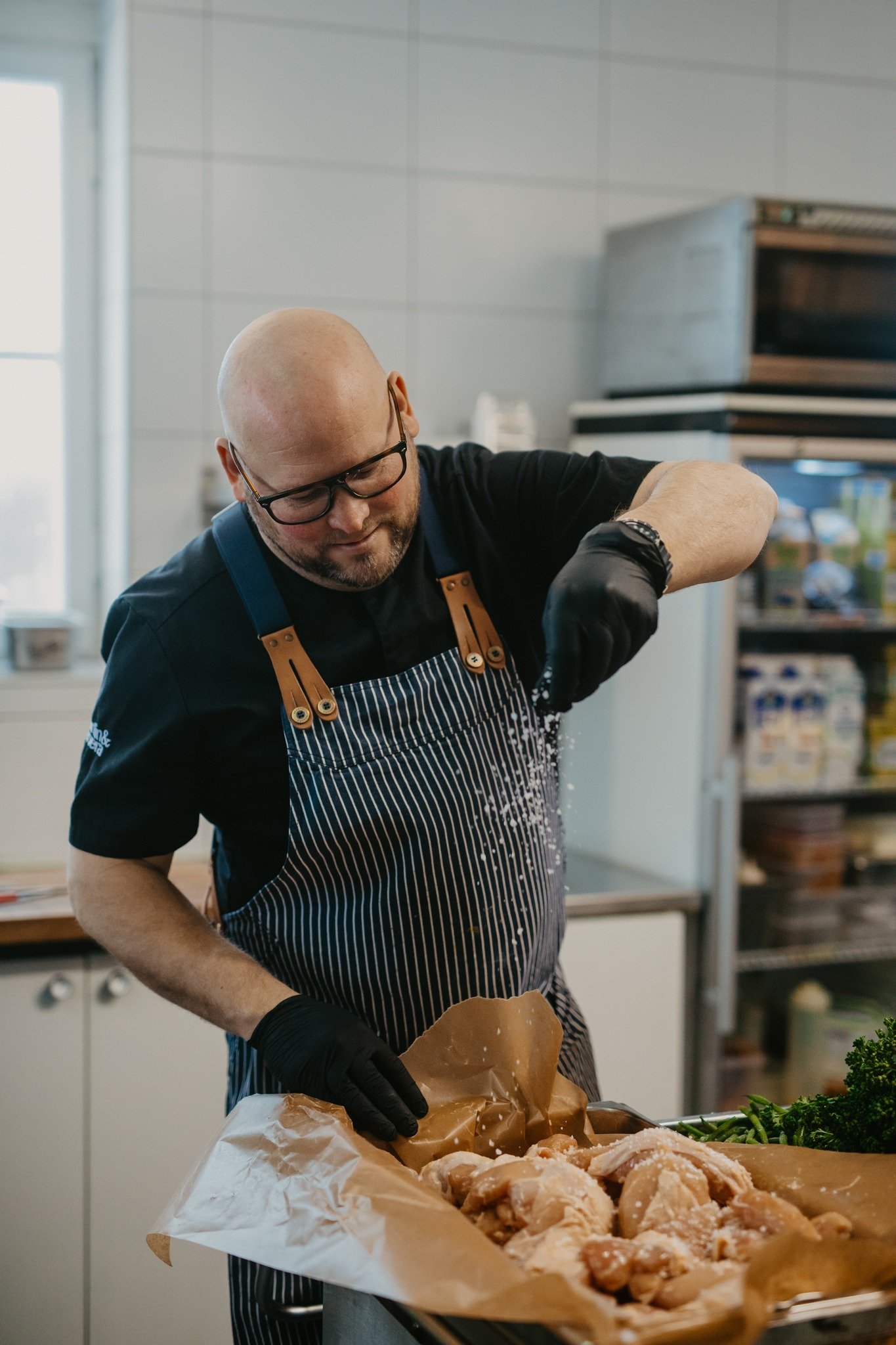 I k&ouml;ket regerar Petter med k&auml;rlek f&ouml;r det lokala. Ofta &auml;r det enkelt, rustikt och s&aring; otroligt gott. Mat som k&auml;nns i hj&auml;rtat, helt enkelt. Du har v&auml;l inte missat v&aring;r fantastiska g&aring;rdsmeny? Kika h&au