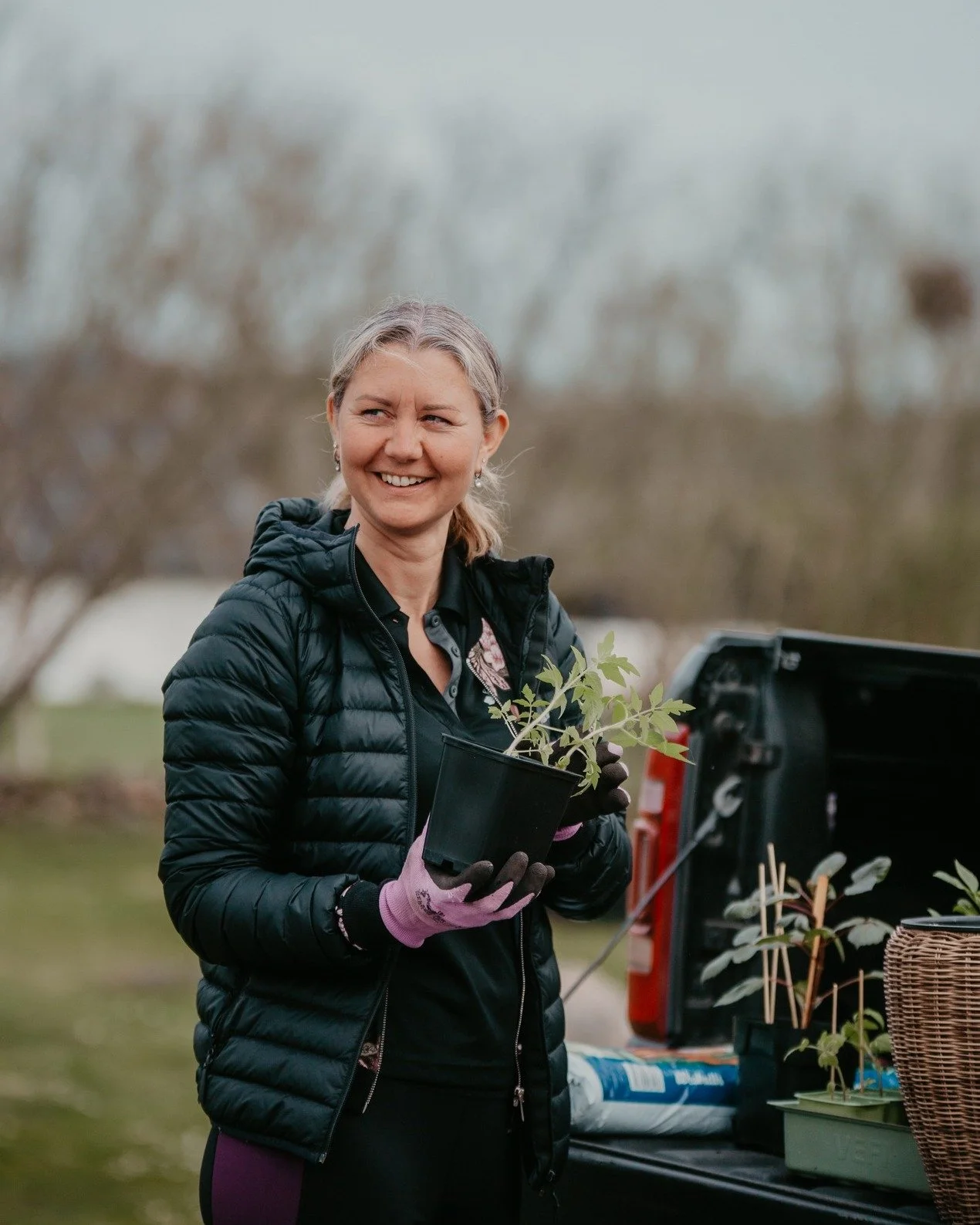 Ett alldeles s&auml;rskilt lugn infinner sig n&auml;r hon s&auml;tter fingrarna i den kalla v&aring;rmyllan. Det &auml;r nu, n&auml;r ljuset dr&ouml;jer sig kvar lite l&auml;ngre vid horisonten, som grunden l&auml;ggs f&ouml;r allt det goda ni snart 