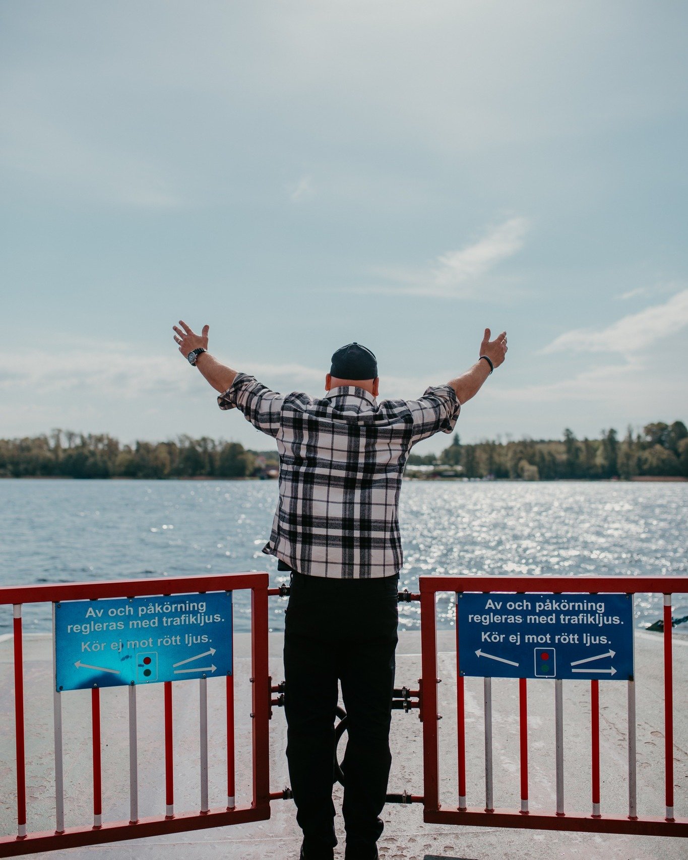 Det s&auml;gs att resan till Iv&ouml;g&aring;rden b&ouml;rjar l&aring;ngt innan du kliver genom v&aring;ra d&ouml;rrar. Den b&ouml;rjar p&aring; den gula f&auml;rjan, n&auml;r du l&auml;mnar fastlandets tempo bakom dig och l&aring;ter Iv&ouml;sj&ouml