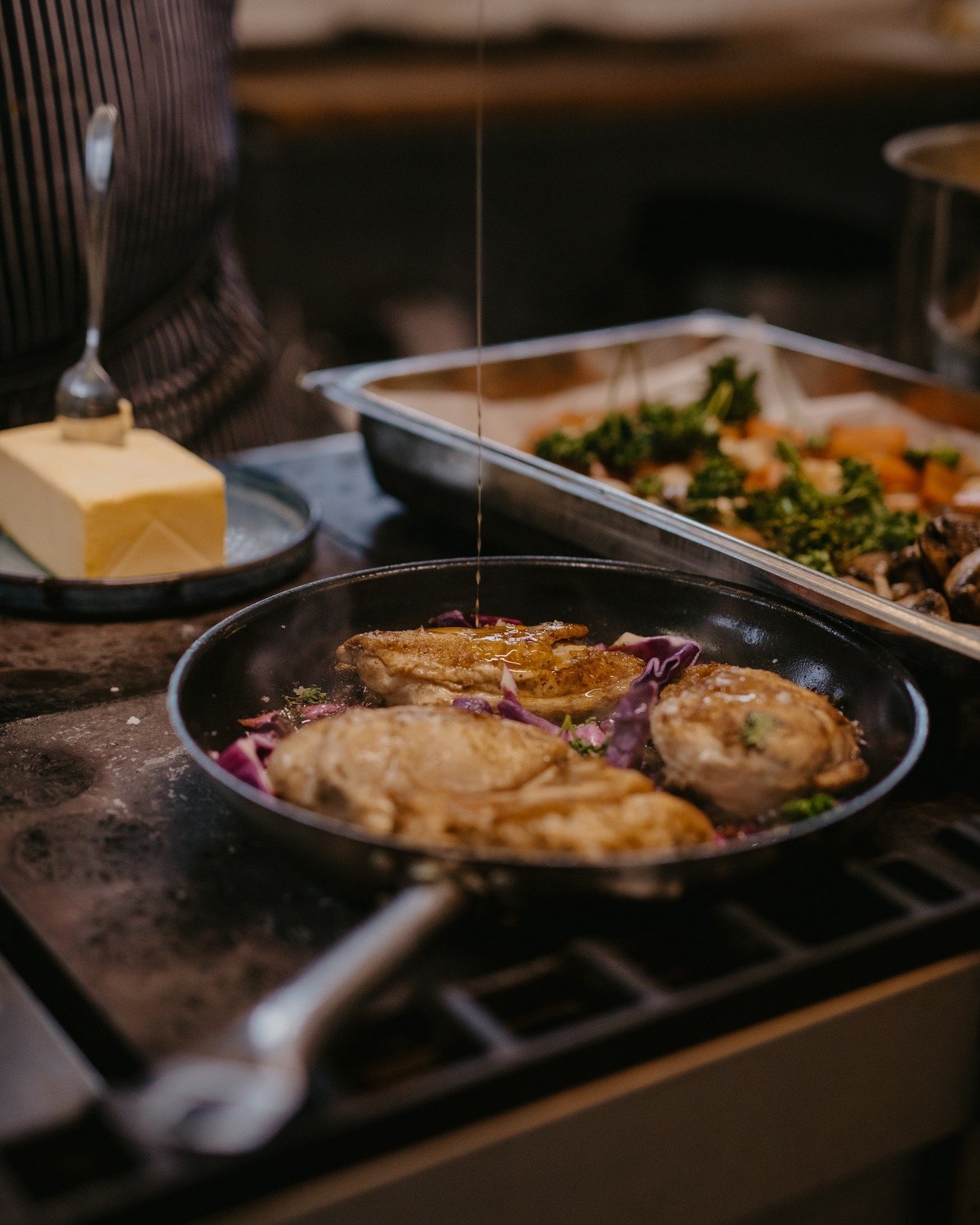 I v&aring;r restaurang &auml;r maten s&aring; mycket mer &auml;n bara energi. Den meny vi omsorgsfullt skapat &auml;r t&auml;nkt att ge n&auml;ring p&aring; flera plan. Vi v&auml;ljer r&aring;varor som &auml;r odlade med respekt, lagade med n&auml;rv