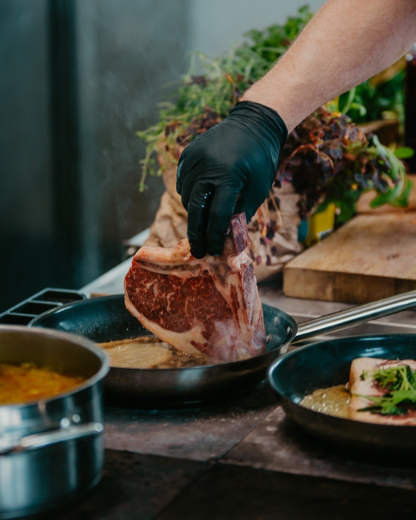 Det &auml;r h&auml;r magin h&auml;nder &ndash;  i k&ouml;ket... Visst kan man n&auml;stan h&ouml;ra hur det fr&auml;ser i pannan? Och vad ger v&auml;l godare resultat &auml;n en kombination av bra r&aring;varor och k&auml;rleken till det rustika? Ja,