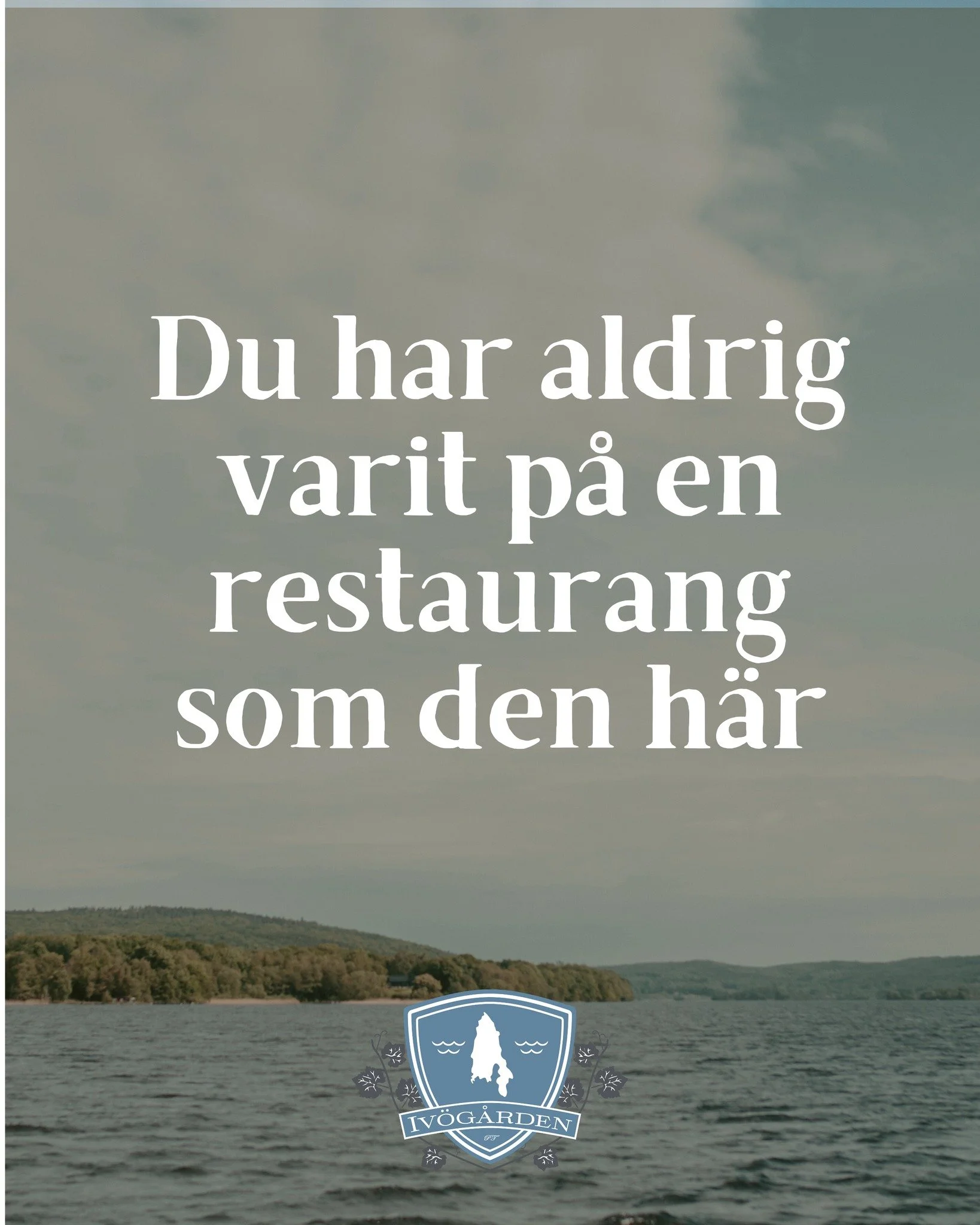 En middag p&aring; Iv&ouml;g&aring;rden b&ouml;rjar l&aring;ngt innan du sl&aring;r dig ner vid bordet. Kanske b&ouml;rjar den redan p&aring; f&auml;rden &ouml;ver vattnet... 
Mitt i Iv&ouml;sj&ouml;n ligger Iv&ouml;g&aring;rden Mat &amp; Ving&aring;