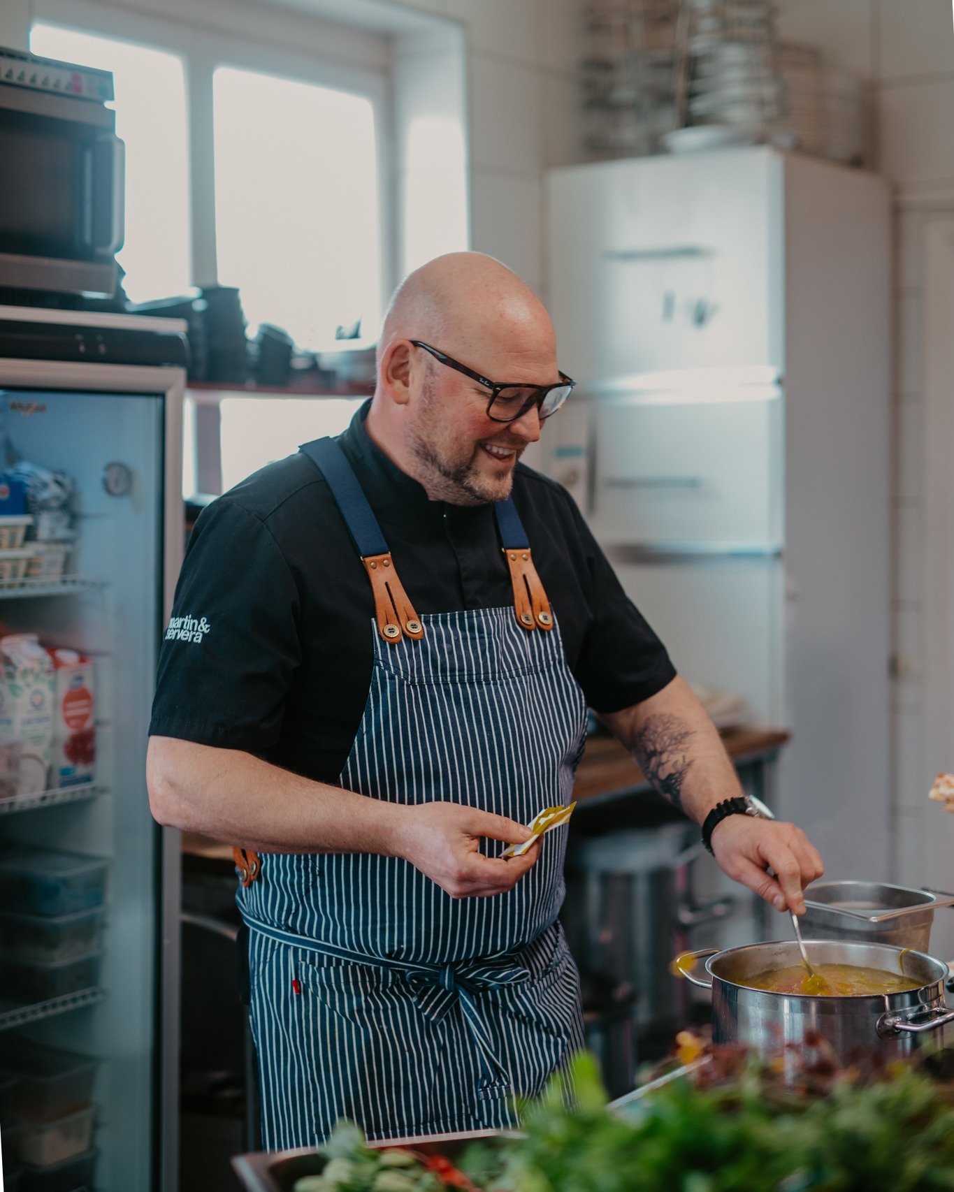 Nu har vi dukat upp f&ouml;r en ny s&auml;song! V&aring;r hyllade 3-r&auml;tters G&aring;rdsmeny &auml;r h&auml;r &ndash; en k&auml;rleksf&ouml;rklaring till v&aring;rens prim&ouml;rer och lokala smaker. T&auml;nk dig en kv&auml;ll d&auml;r lugnet fr