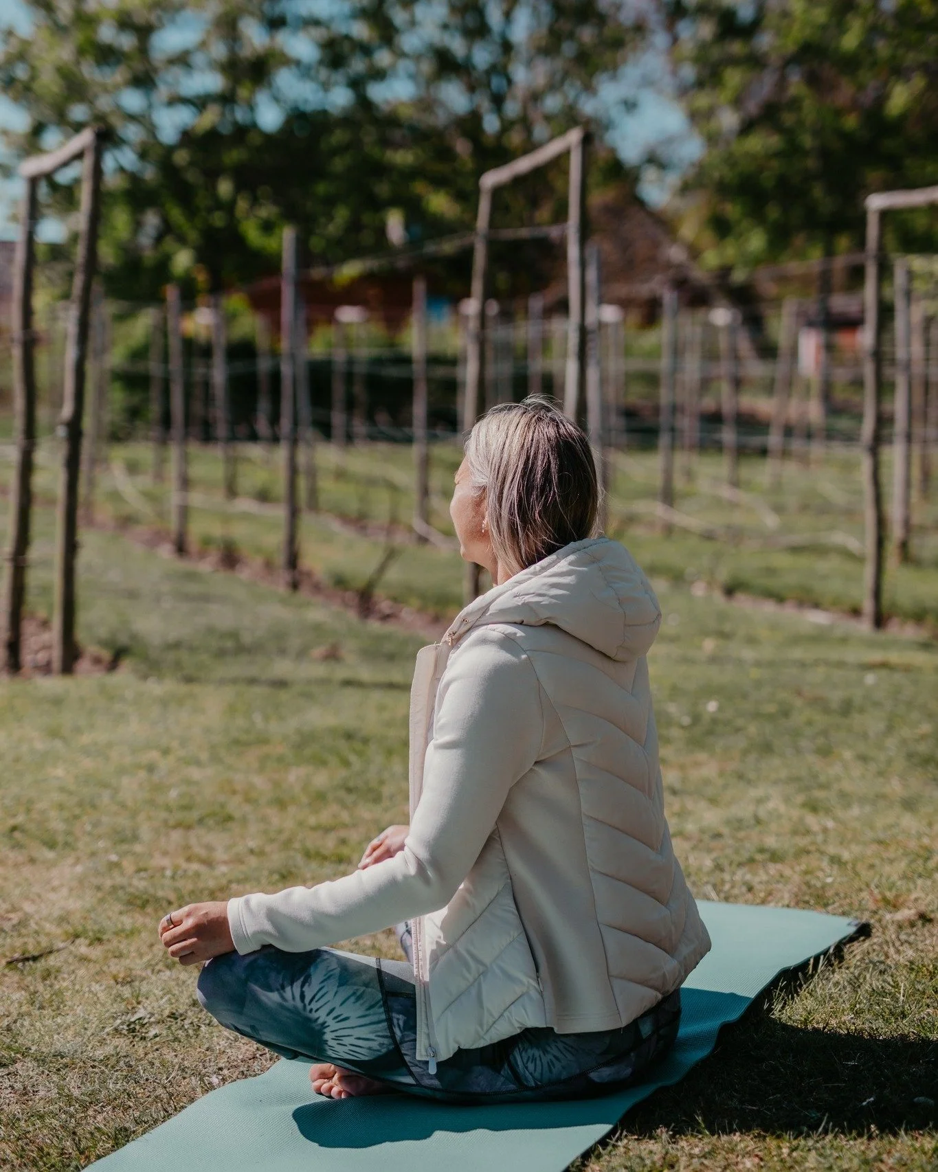 Andas in lugnet, andas ut vardagen.

Finns det n&aring;got b&auml;ttre st&auml;lle att hitta sin ground p&aring; &auml;n mitt i ving&aring;rden? Att rulla ut yogamattan h&auml;r med doften av natur och vinrankorna som str&auml;cker sig s&aring; l&ari