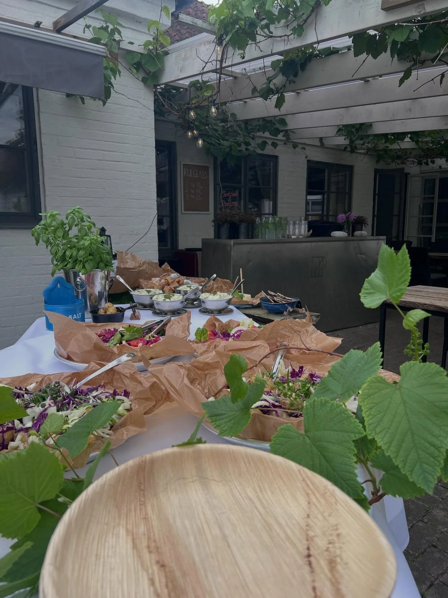 Dagens konferenslunch 🤩

Grillad rapsgris, ljummen potatissallad, hembakad focaccia och ramsl&ouml;ksmajo &ndash; lagat med omtanke och r&aring;varor i s&auml;song. En smakrik paus mitt i dagens m&ouml;ten. 🌿🍽️