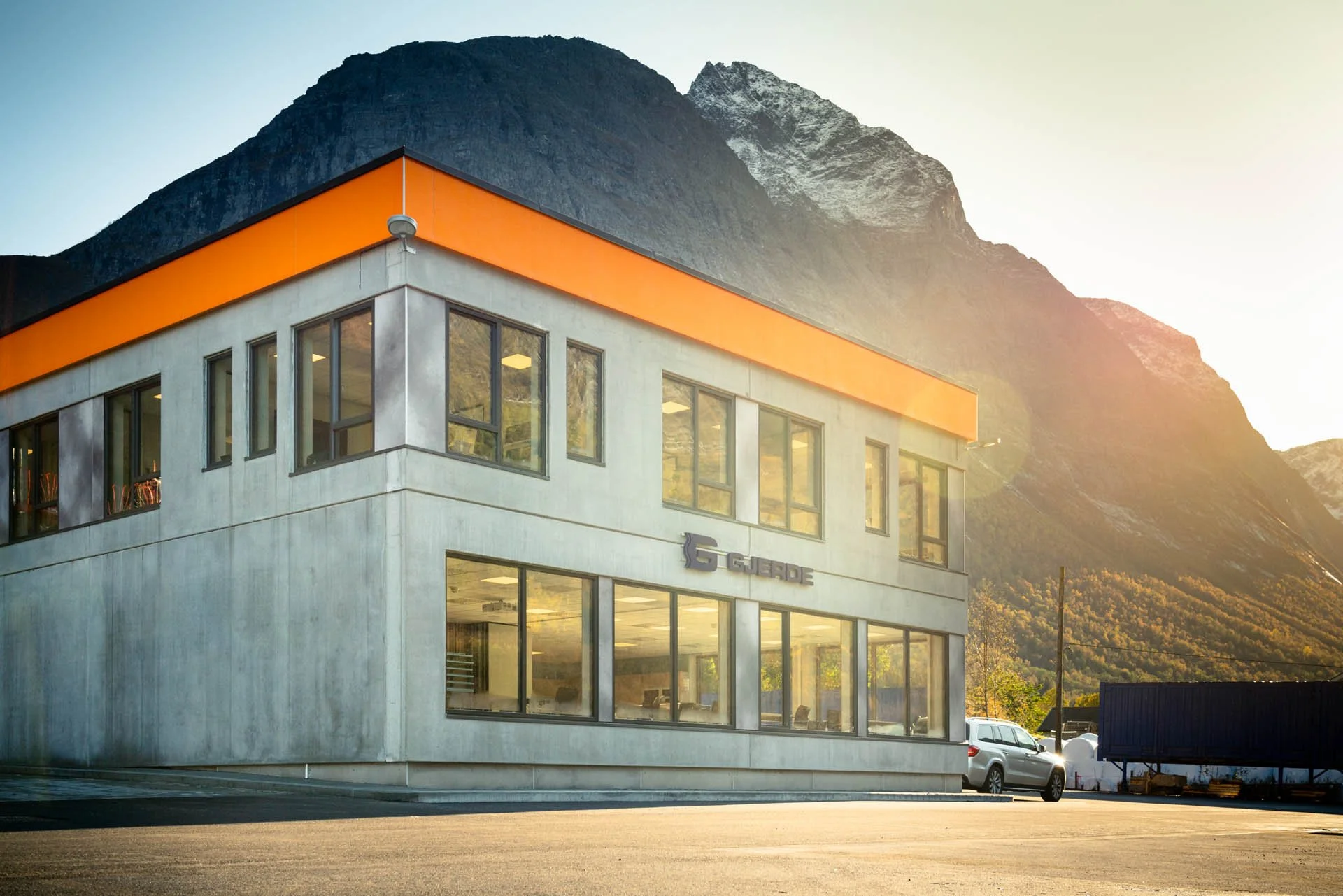 Kontorbygget til Arvid Gjerde AS, med fjell i bakgrunnen