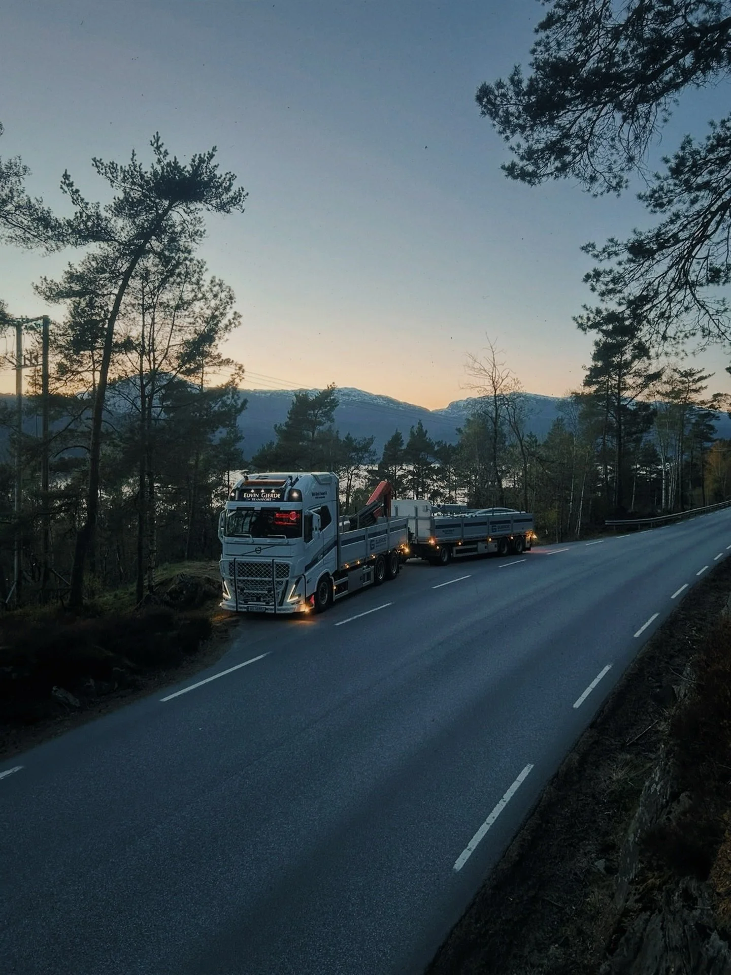 Vi monterer mange hundre km med rekkverk hvert &aring;r &ndash; det er mye skinner og materiell som skal fraktes over hele landet! Da er det kjekt &aring; kjenne en staut kar som @edvin.gjerde 🚛💨

#edvingjerdetransport #arvidgjerde #stautogivrig #b