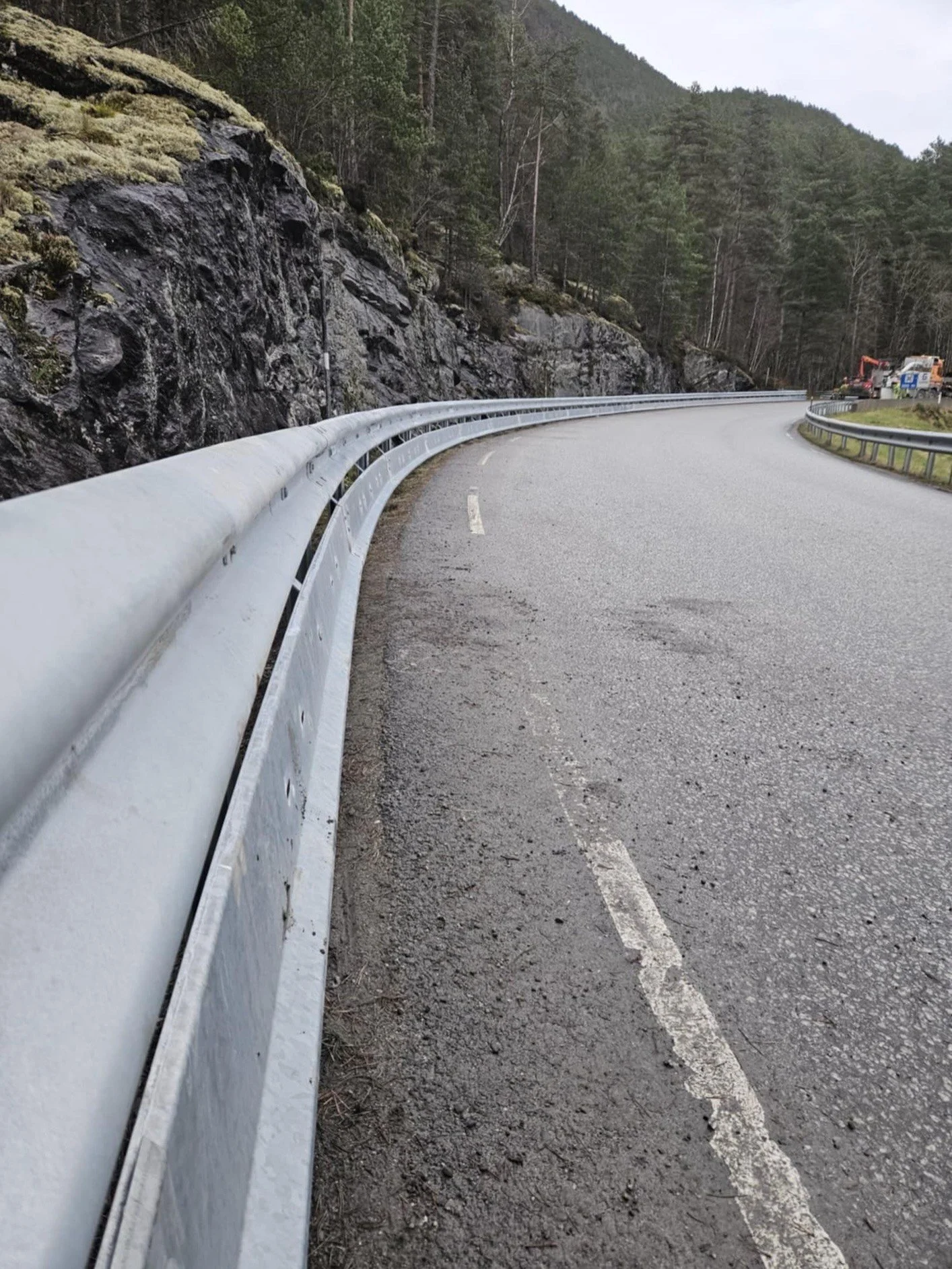 MC-sesongen er i gang. Visste du at et rekkverk som redder bilf&oslash;reren, kan faktisk v&aelig;re til fare for motorsyklisten?

Stolpene i et vanlig rekkverk er laget for &aring; ta opp energien fra en bil. For en motorsyklist som mister kontrolle