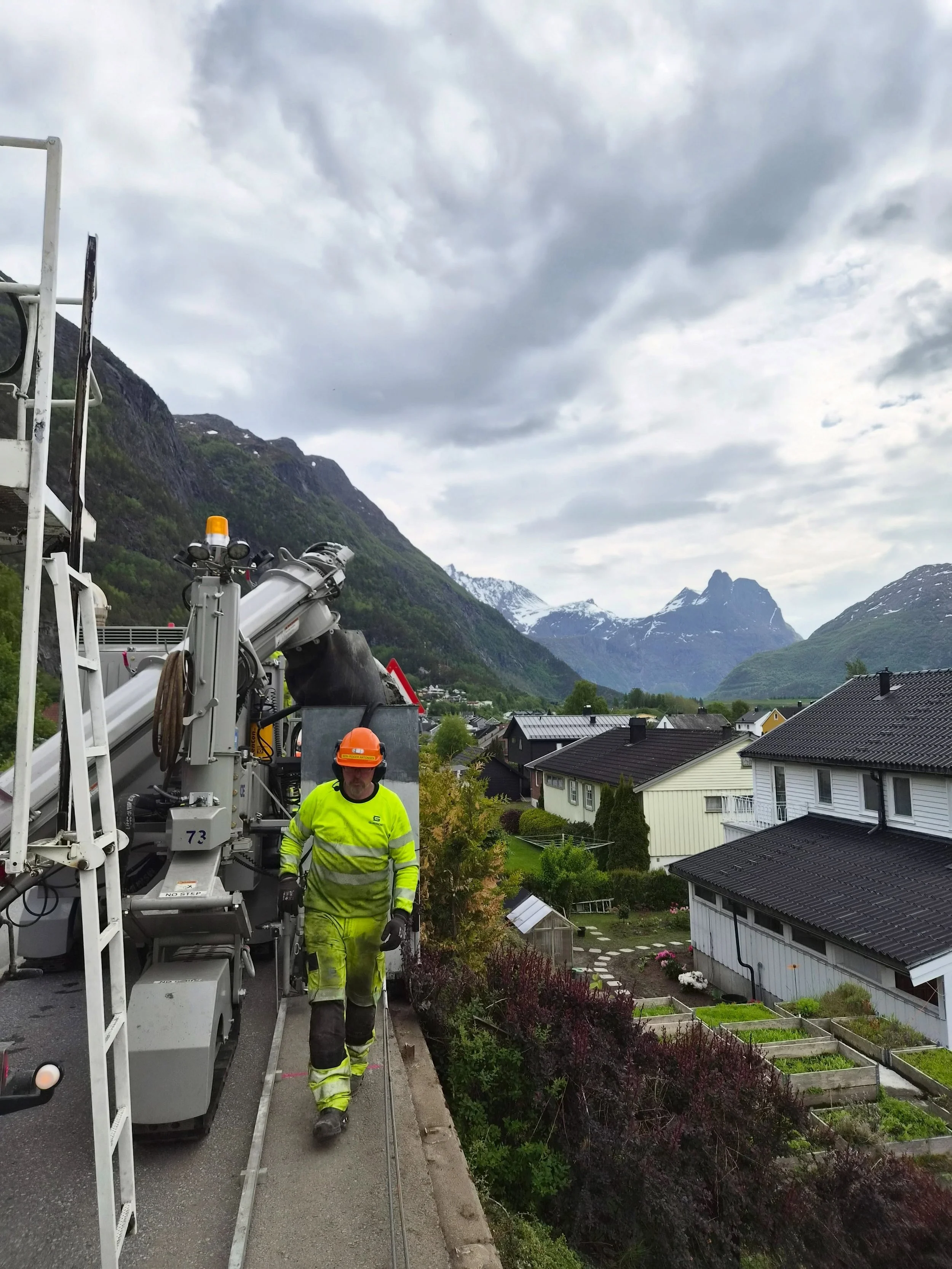 Vi kom fort i gang med &aring; levere betongrekkverk, og var heldige &aring; f&aring; en hel del lokale oppdrag i starten. Her fra N&aelig;s (&Aring;ndalsnes). 🧡

Neste uke skal vi vise dere fra da vi var i Trollstigen! 🚧

#agjerde #arvidgjerde #st