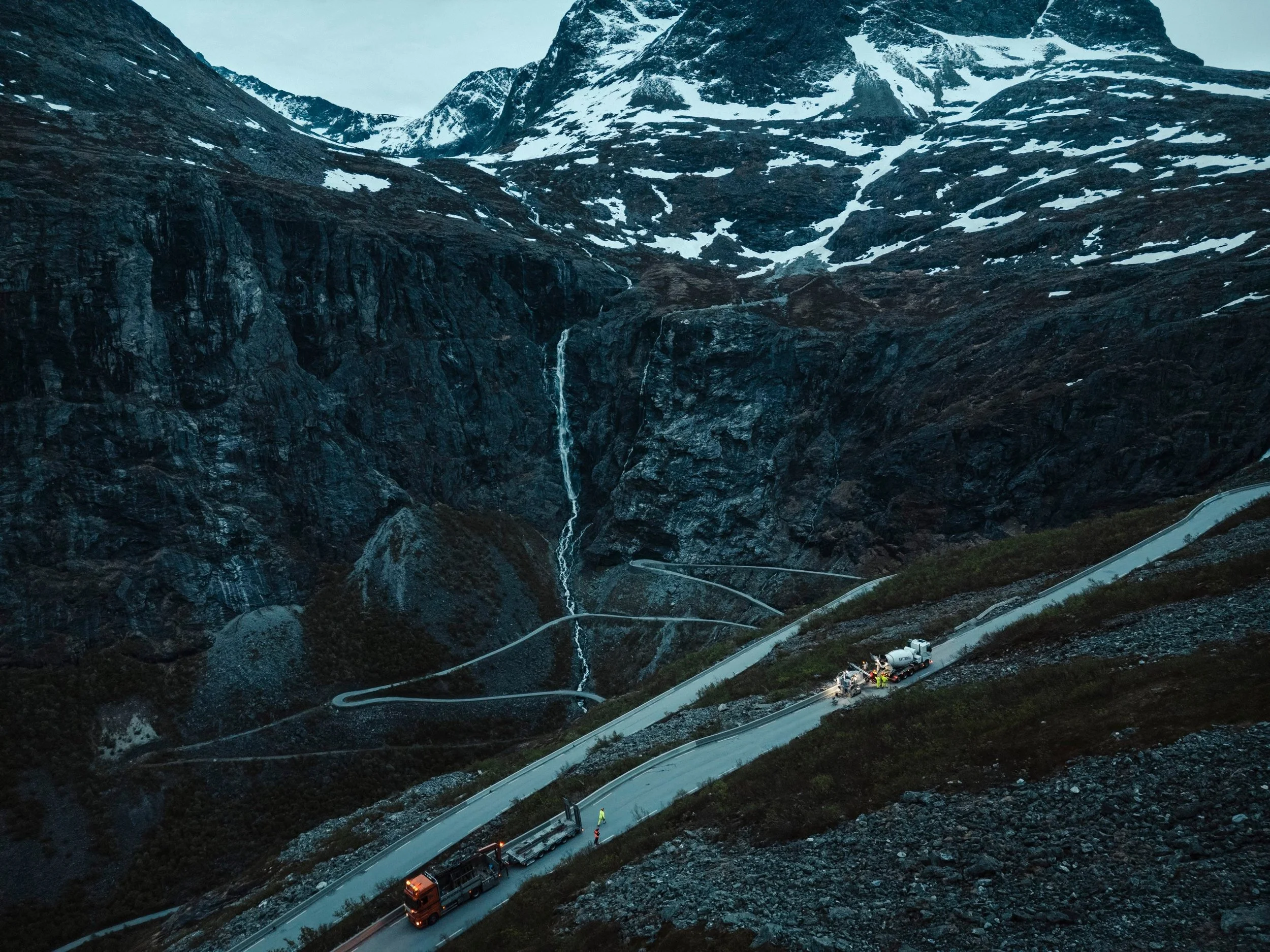 Betongrekkverk p&aring; Trollstigen 🚧
📸 @ziggi.no 

#arvidgjerde #stautogivrig