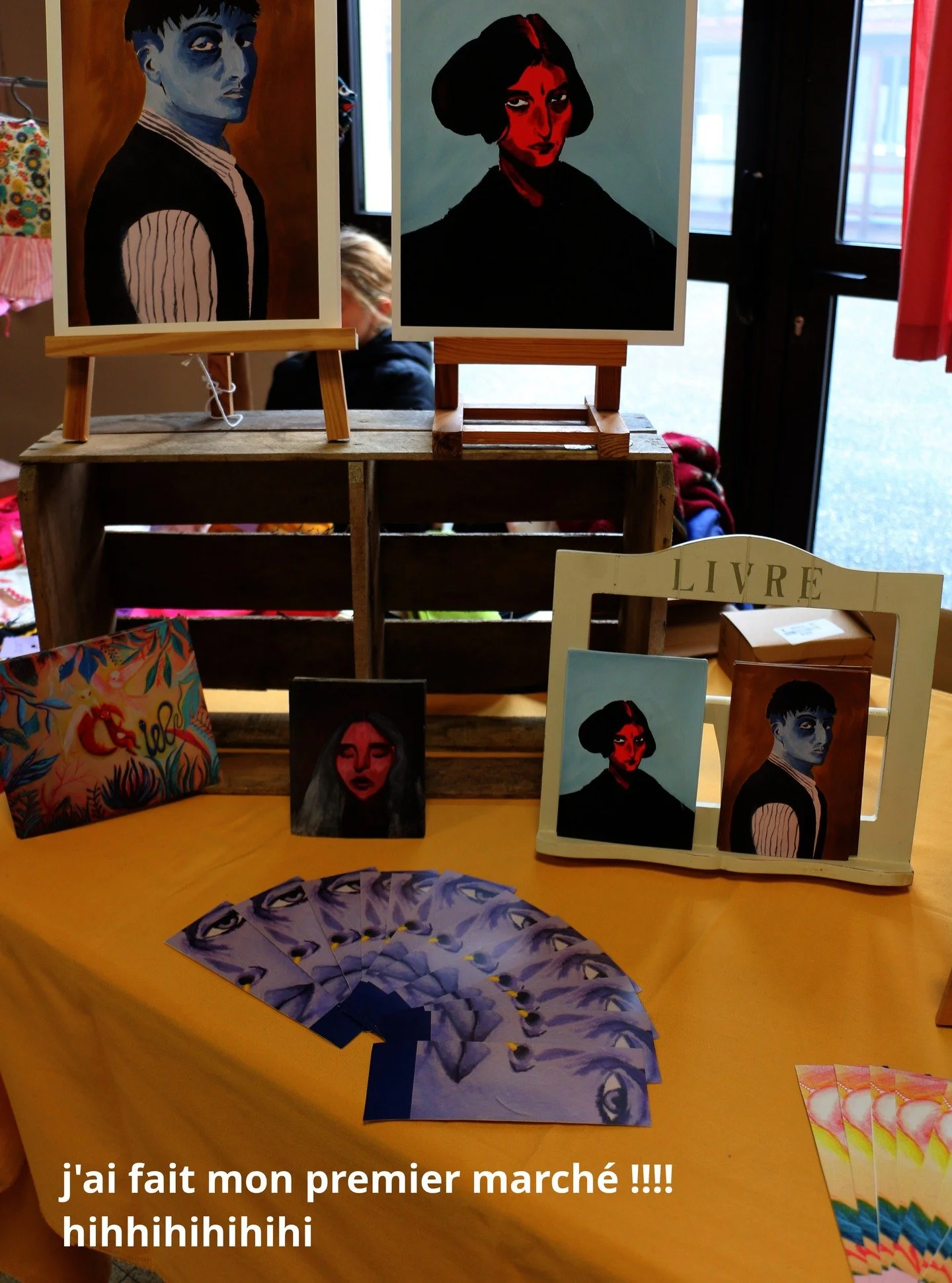 Une bien chouette journ&eacute;e :3 
J'ai plein de marques-pages, cartes postales, tirages A4 et A5 dispos !!!

( le bonnet a &eacute;t&eacute; fait par mes charmant-e-s voisin-e-s de stand, dont vous pouvez trouver le shop ici : ciloucrea.sumupstore