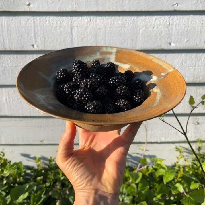 Pastatallerken, bromb&aelig;r fra haven &amp; gl&aelig;delig mandag herfra 💚

#drejetkeramik #stent&oslash;j #pastatallerken #ler #keramik #h&aring;ndlavet #lilleproduktion #wheelthrown #ceramics #pottery #interiordesign #bromb&aelig;r #nlfkeramik