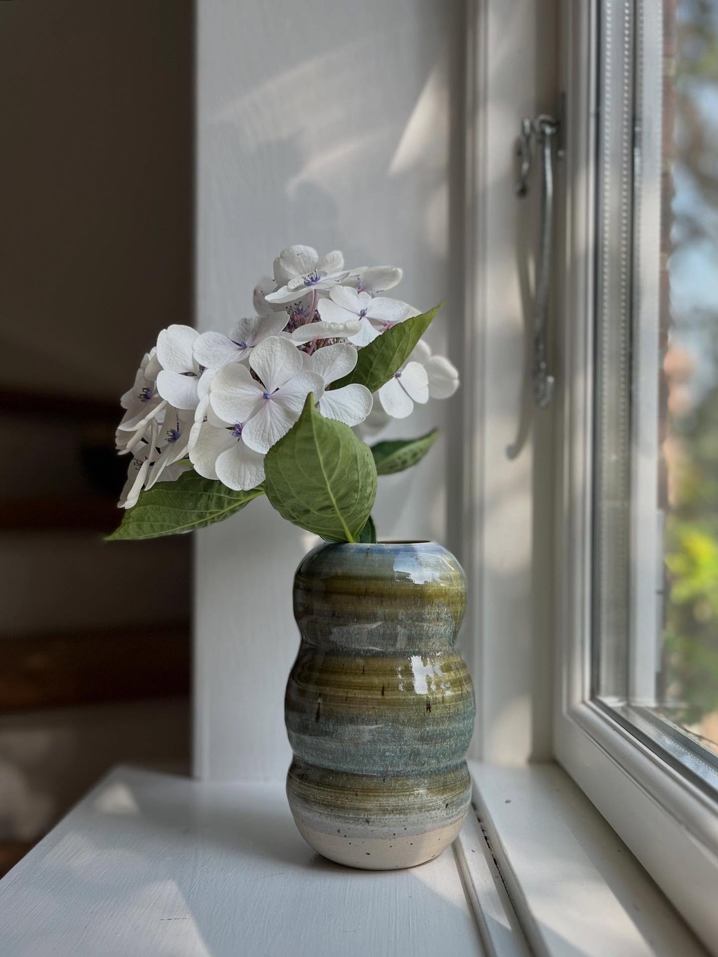Keramikvase, hortensia &amp; septembersol 💙

#drejetkeramik #stent&oslash;j #genbrugsler #h&aring;ndlavet #lilleproduktion #ceramics #wheelthrown #pottery #interiordesign #handmade #keramikvase #blueingreen #nlfkeramik