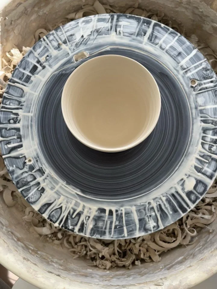 I dag drejer jeg kopper i det fineste og bl&oslash;deste porcel&aelig;nsler ☕️🤍

#drejetkeramik #porcel&aelig;nskopper #h&aring;ndlavet #porcel&aelig;nsler #porcelain #ceramics #wheelthrown #pottery #handmade #nlfkeramik