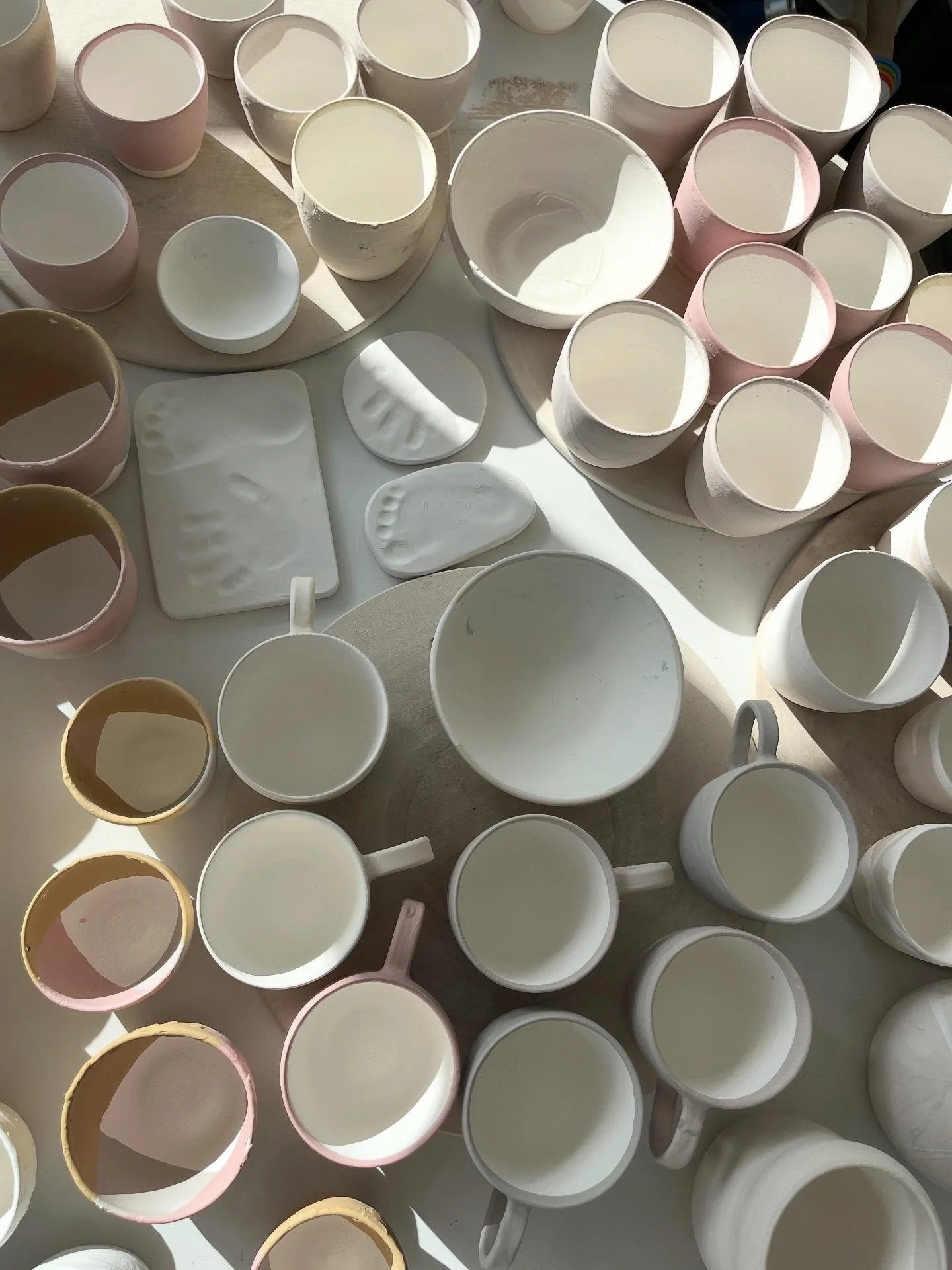 Jeg har glaseret en hel masse i dag, ovnen er fyldt og t&aelig;ndt&hellip;.og nu er der bare tilbage at vente t&aring;lmodigt et par dage p&aring; at se, hvordan det hele kommer til at se ud 🤞🏼

#drejetkeramik #h&aring;ndlavetkeramik #stent&oslash;