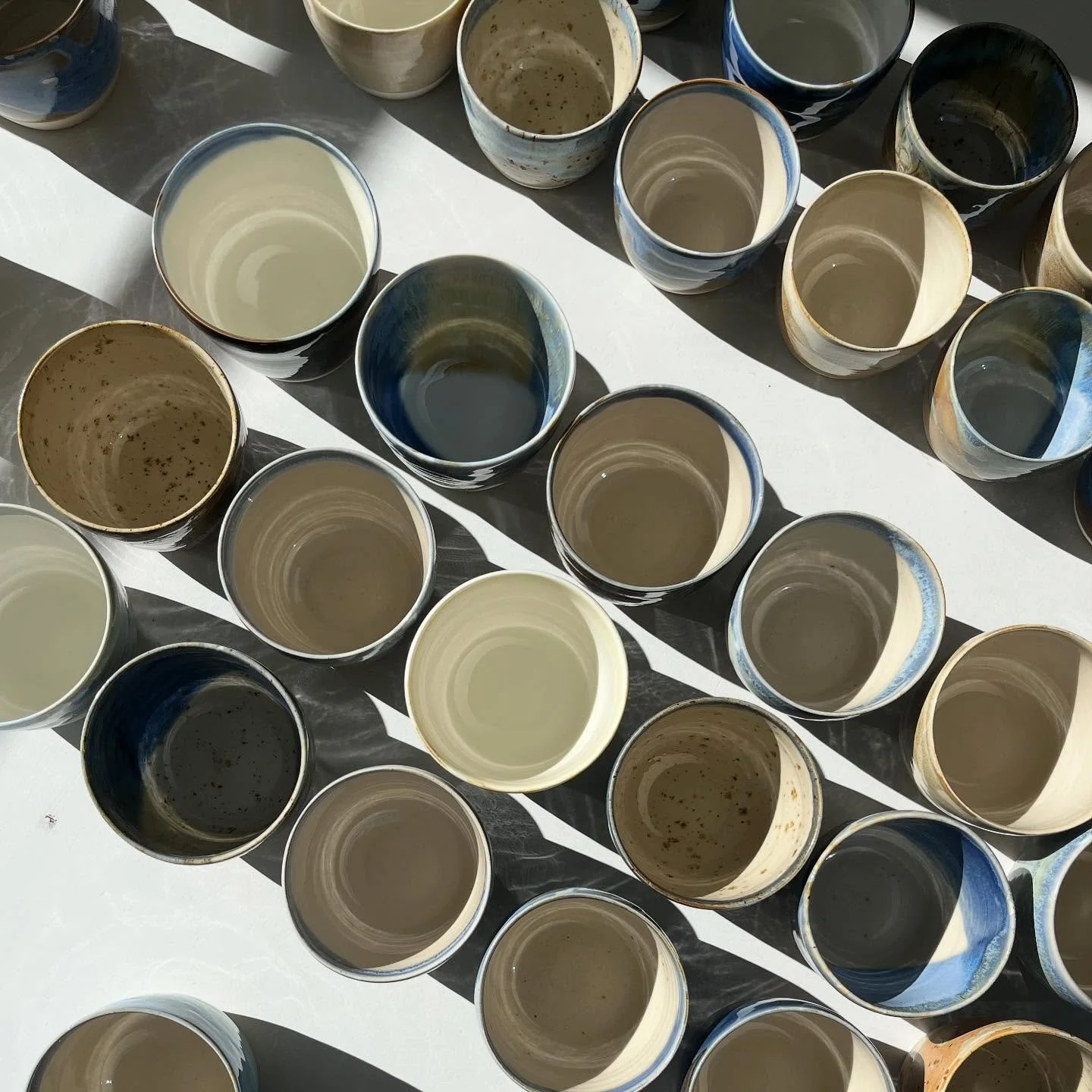 Ny flok kopper sendt afsted til det fine yogastudie @naervaer.yoga, som snart &aring;bner 🧘🏻&zwj;♀️🩵

#drejetkeramik #keramikkopper #stent&oslash;j #lokaltsamarbejde #yoga #ler #kunsth&aring;ndv&aelig;rk #ceramics #wheelthrown #pottery #interiorde