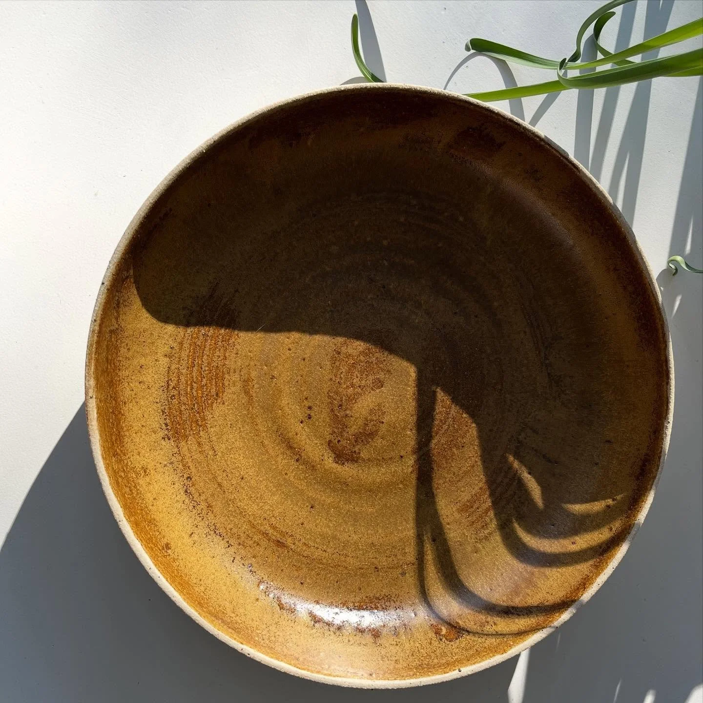 Stort fad &amp; efter&aring;rsfarver 🤎

#stent&oslash;j #keramikfad #drejetkeramik #efter&aring;r #handmade #interiordesign #wheelthrown #ceramics #clay #pottery #nlfkeramik