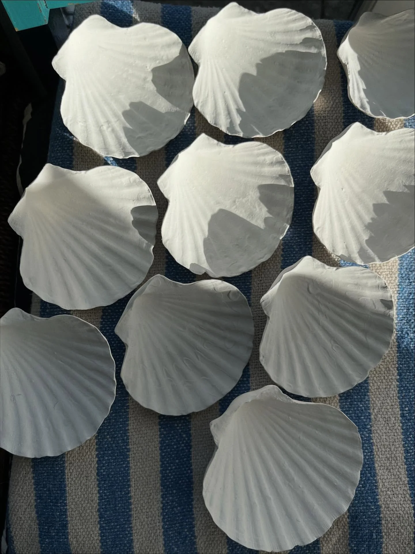 En flok skaller f&oslash;r og efter weekendens glasurbr&aelig;nding 🐚

#h&aring;ndlavetkeramik #porcel&aelig;n #stent&oslash;j #glasurbr&aelig;nding #kammuslinger #ceramics #clay #interiordesign #perlemor #skaller #nlfkeramik