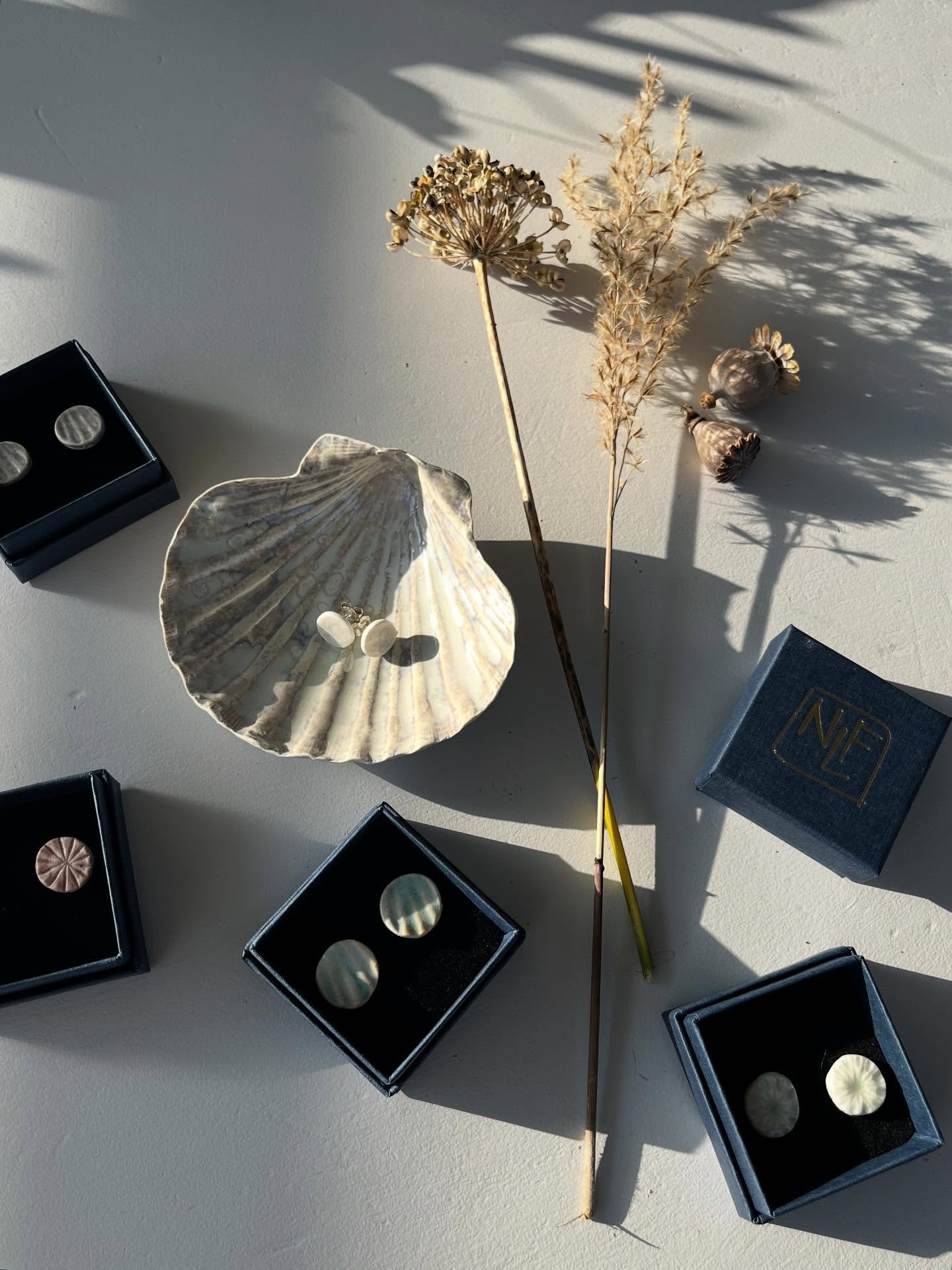 Nye keramik&oslash;reringe med aftryk fra naturen &amp; s&oslash;lv&oslash;restikkere. God weekend 💚🌾

#naturinspiration #&oslash;reringe #keramik #tryk #keramik&oslash;reringe #ceramics #interiordesign #clay #nlfkeramik