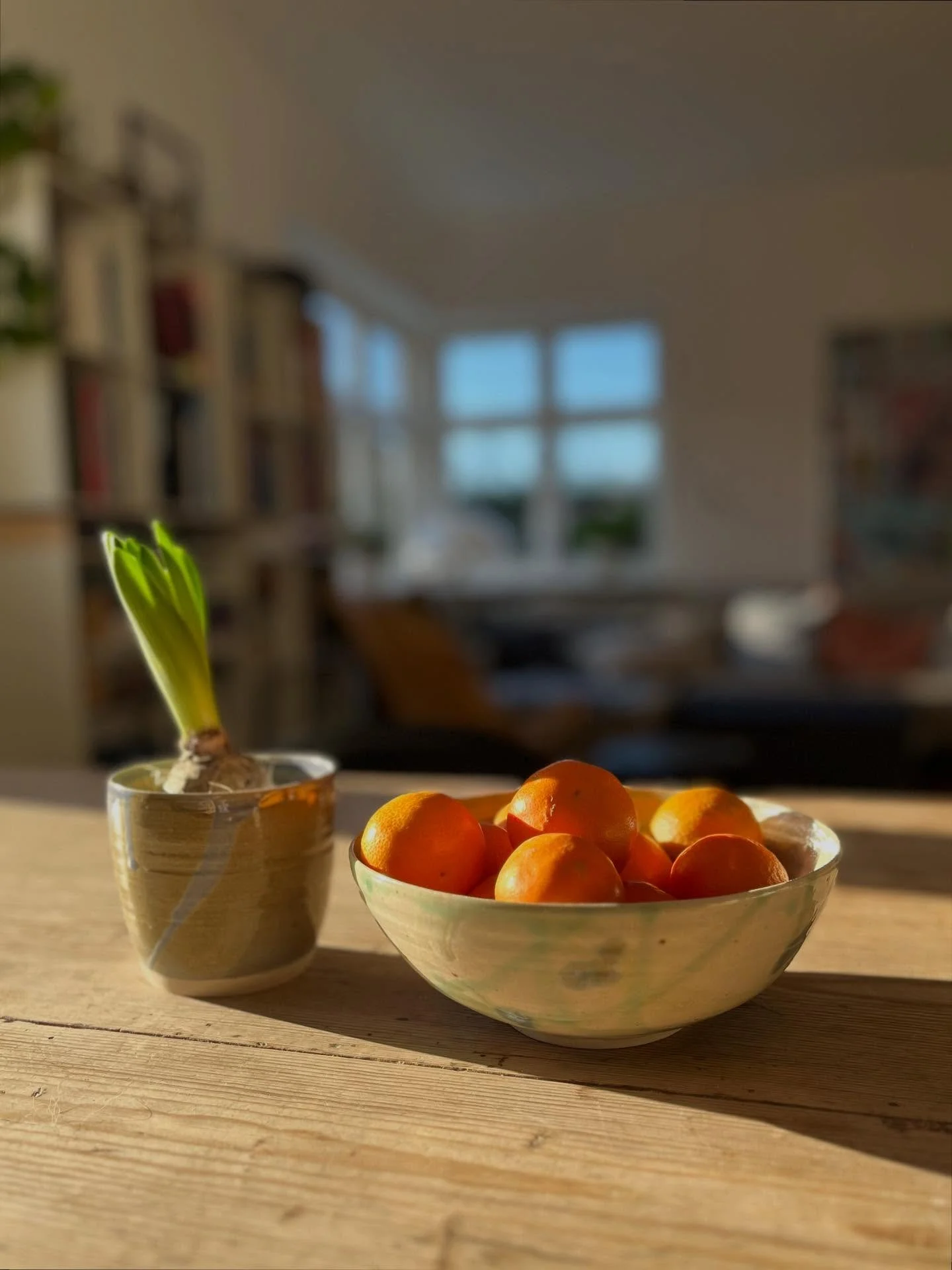 Keramik &amp; solstr&aring;ler. God onsdag herfra 🧡 

#h&aring;ndlavetkeramik #drejetkeramik #lilleproduktion #stent&oslash;j #danskkeramik #novembersol #interiordesign #wheelthrownceramics #pottery #ceramics #nlfkeramik