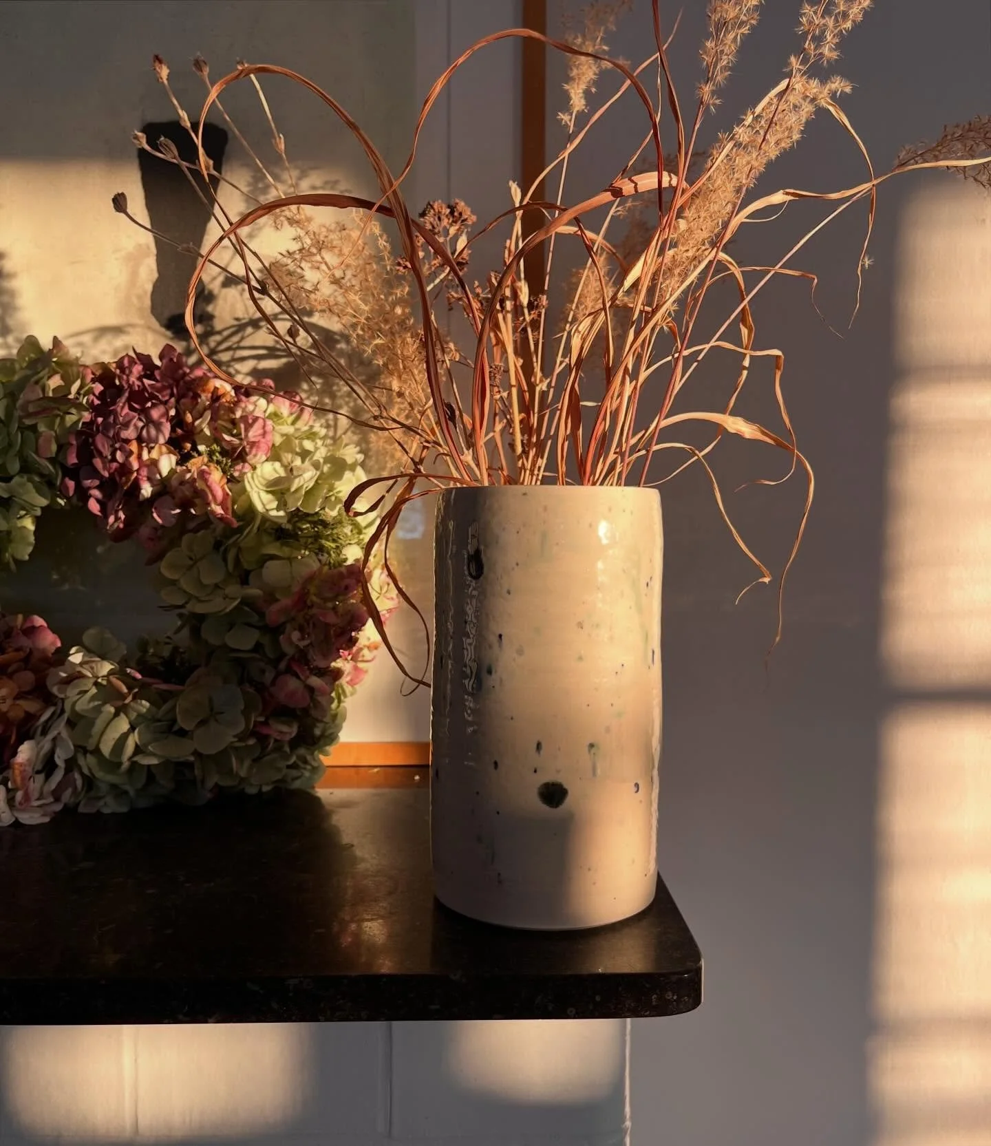 Vinterlys tirsdag morgen - god aften herfra ❄️

#drejetkeramik #keramikvase #interiordesign #wheelthrownceramics #keramik