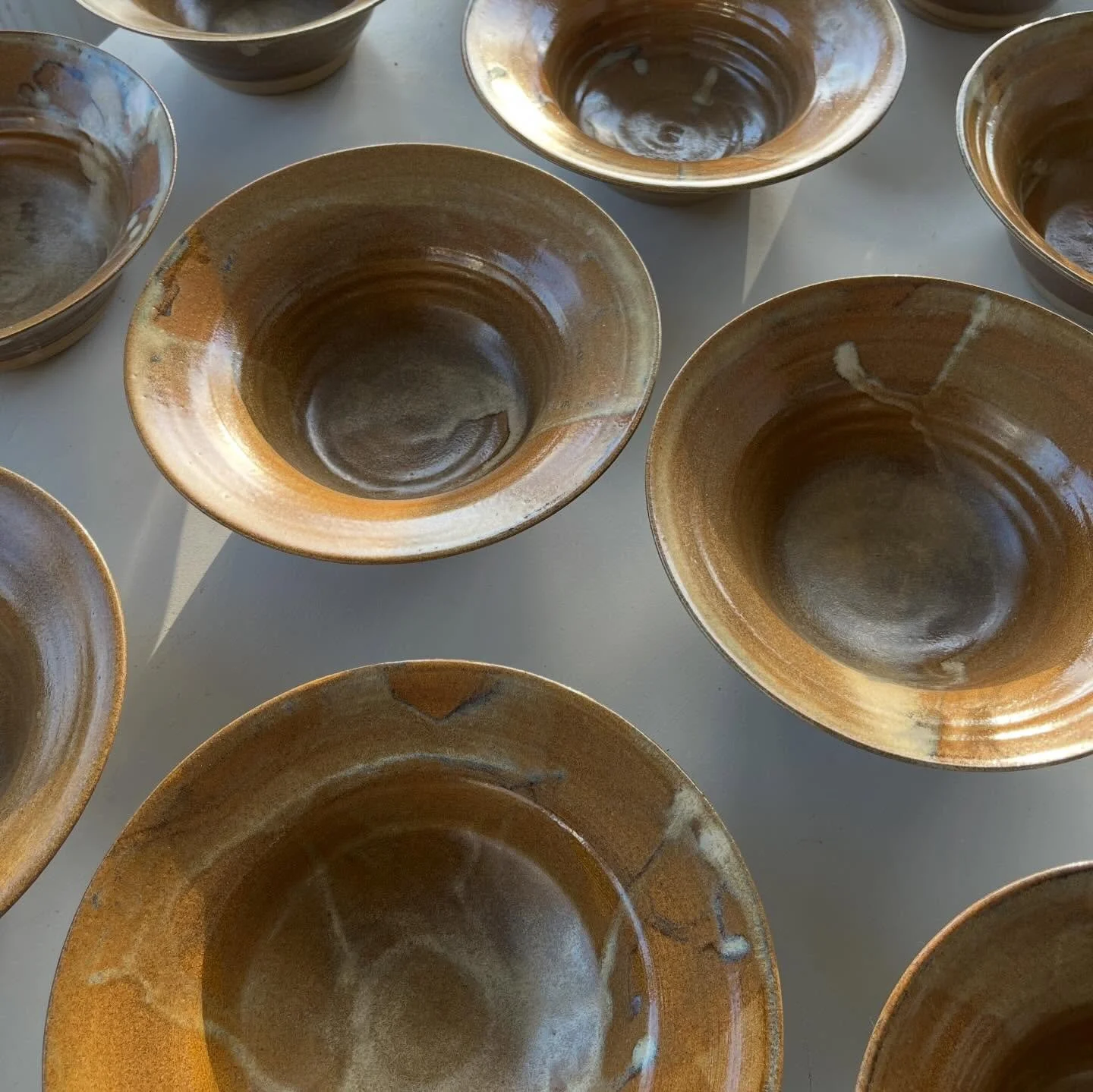 En flok h&aring;nddrejede pastatallerkner. God s&oslash;ndag 🤎

#drejetkeramik #stent&oslash;j #h&aring;ndlavetkeramik #wheelthrown #interiordesign