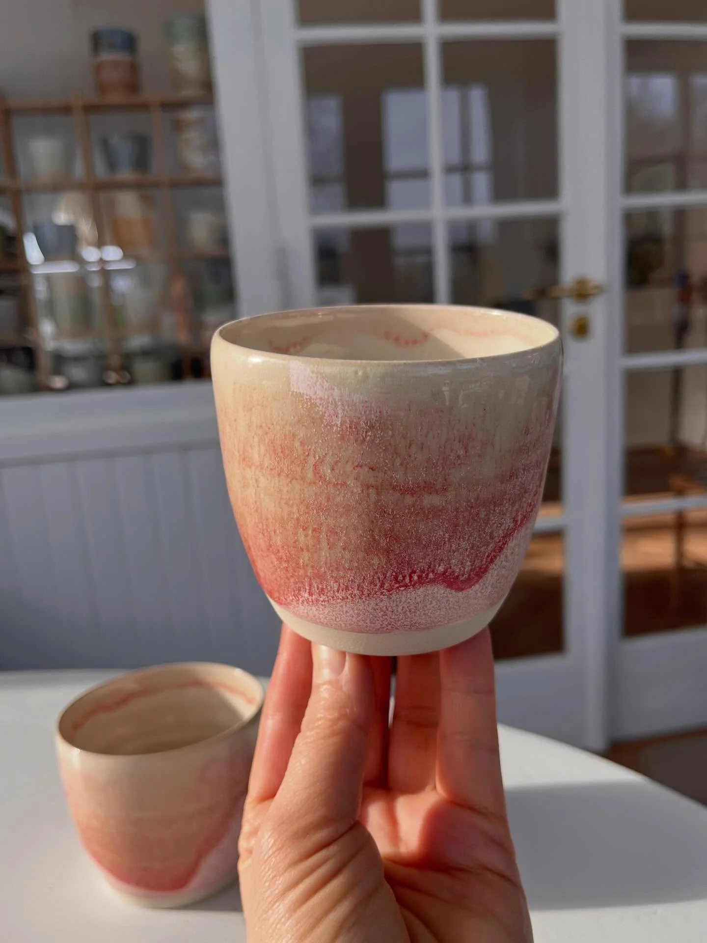 S&aring; er der lyser&oslash;de kopper p&aring; hylden igen 🌸 

#keramikkop #drejetkeramik #stent&oslash;j #interiordesign #wheelthrownceramics