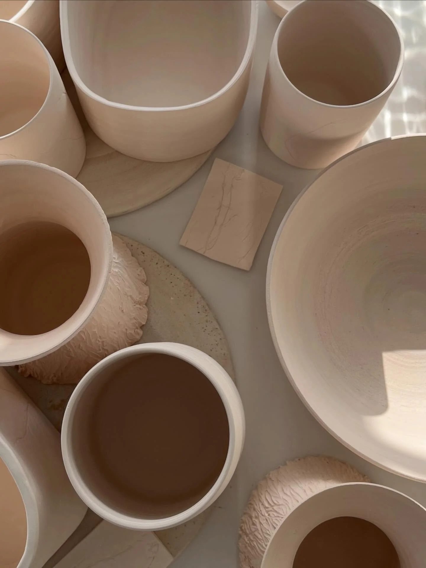 For&aring;rssol &amp; ny keramik fra forgl&oslash;dningen 🔥

#drejetkeramik #keramik #h&aring;ndlavet #clay #wheeltrownpottery