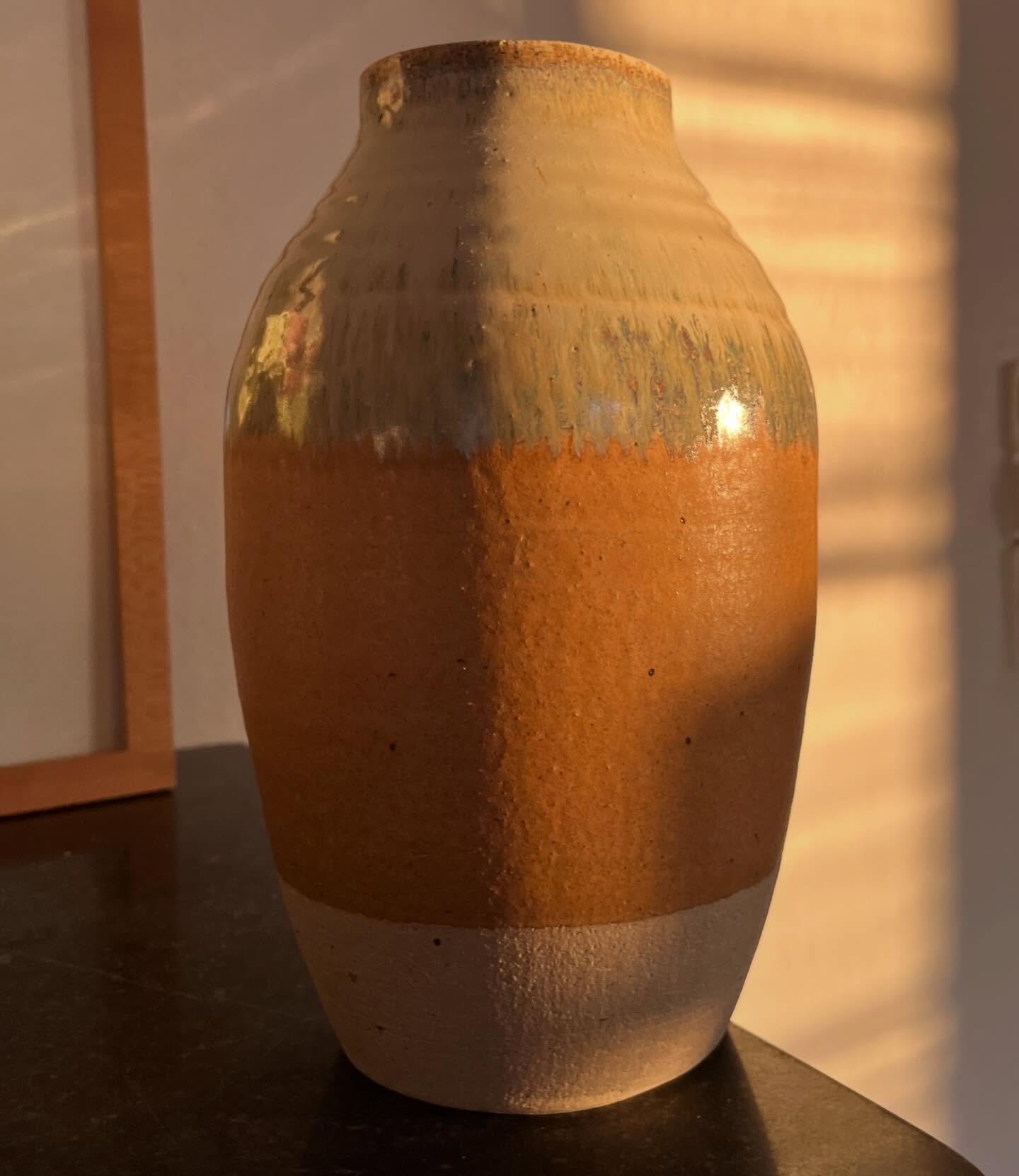 Keramikvase &amp; for&aring;rssol 💛

#keramikvase #drejetkeramik #interiordesign #oneofakind #keramik