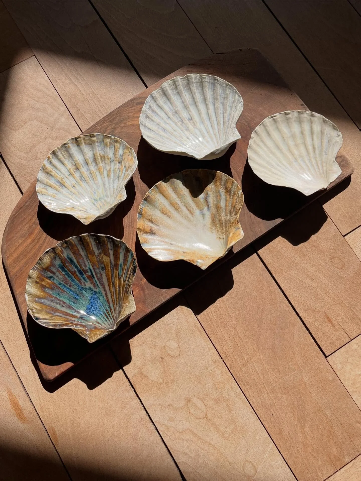 Keramikskallerne er lavet som aftryk af kammuslingeskaller. De kan k&oslash;bes hos hyggeligste @ravnsminde 🌱🫶🏼

#keramik #kammusling #h&aring;ndlavetkeramik  #ceramics #clay