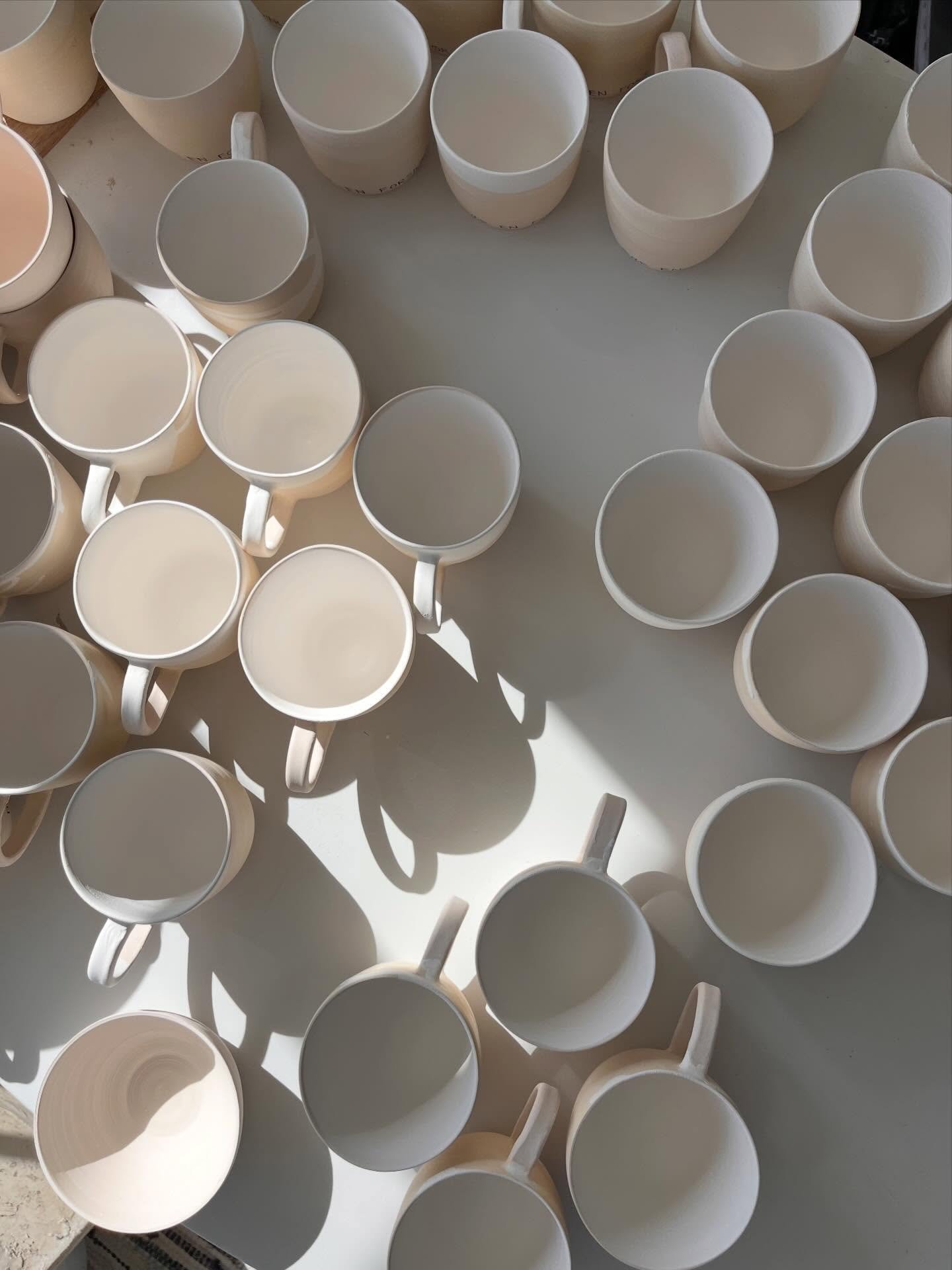 Der er snart flere kopper med hank p&aring; lager igen 🤍

#keramikkop #keramik #ceramics #handmadeceramics #claymug