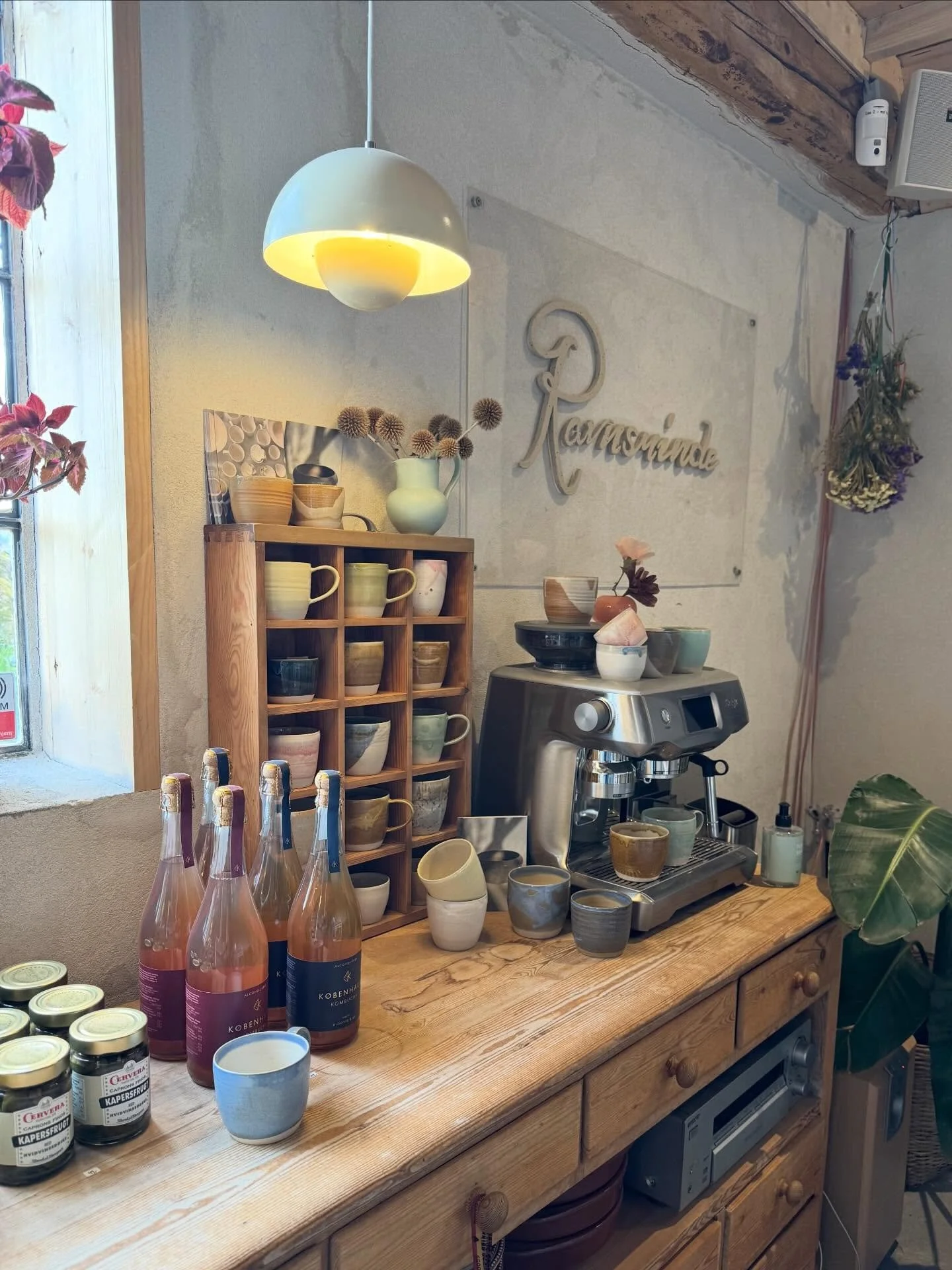 S&aring; er der fyldt op med friske kopper hos den fineste g&aring;rdbutik @ravnsminde 🌸

#keramikkop #drejetkeramik #stent&oslash;j #h&aring;ndlavetkeramik #keramik