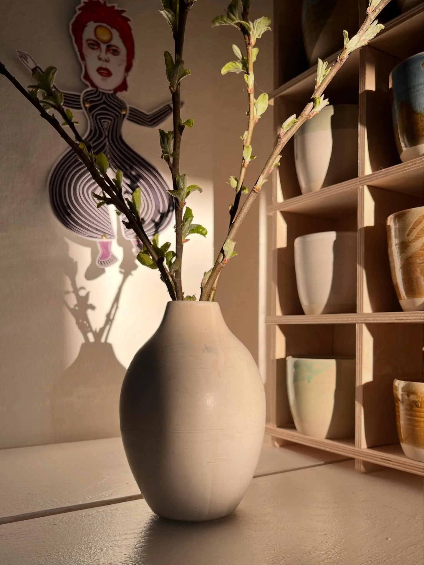 Keramik &amp; aftensol 🧡

#h&aring;ndlavetkeramik #stent&oslash;j #keramik #interiordesign #ceramics