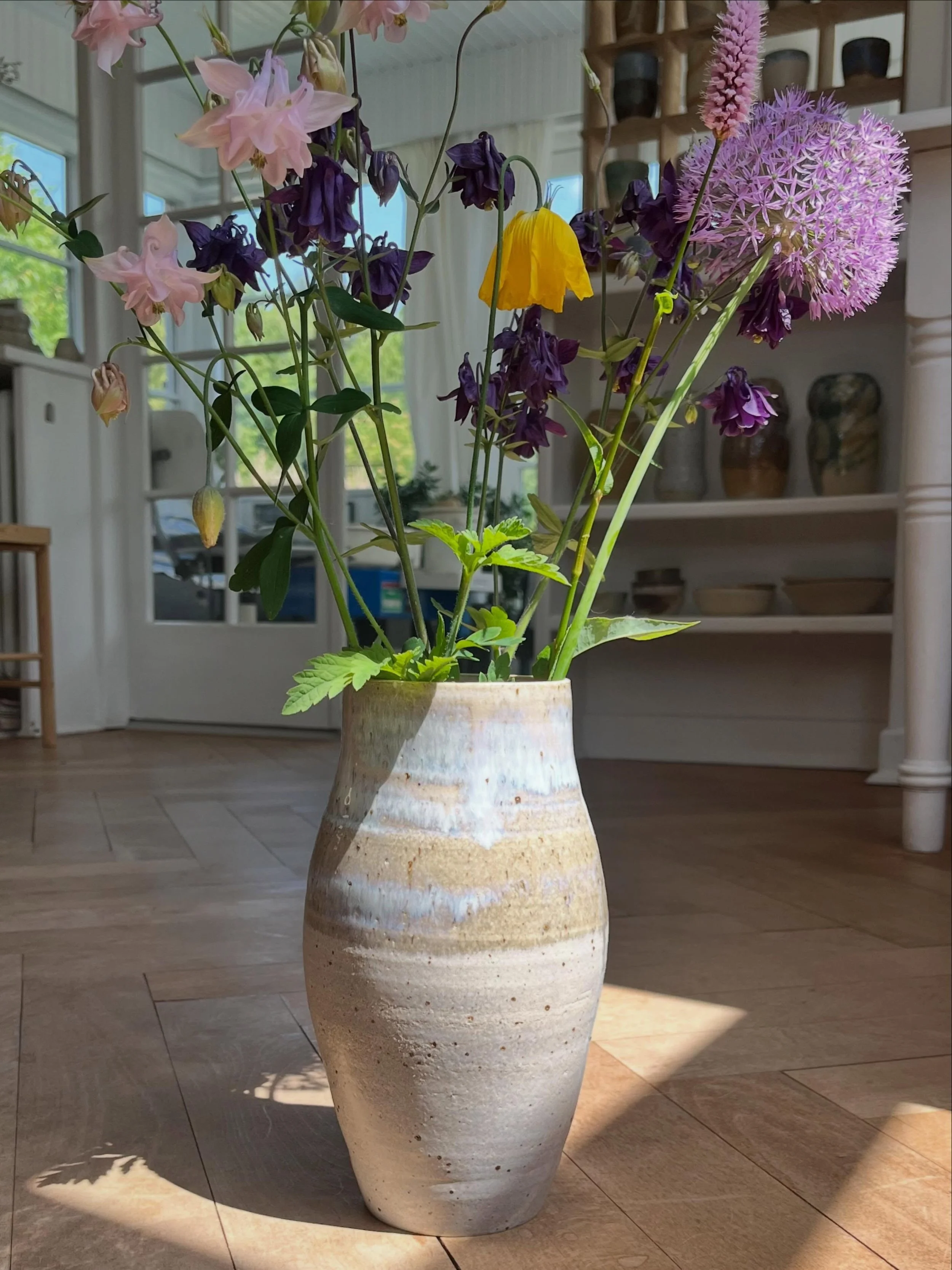 Keramik, haveblomster &amp; god torsdag herfra 🌸

 #h&aring;ndlavetkeramik #clay #interiordesign #ceramics #keramik