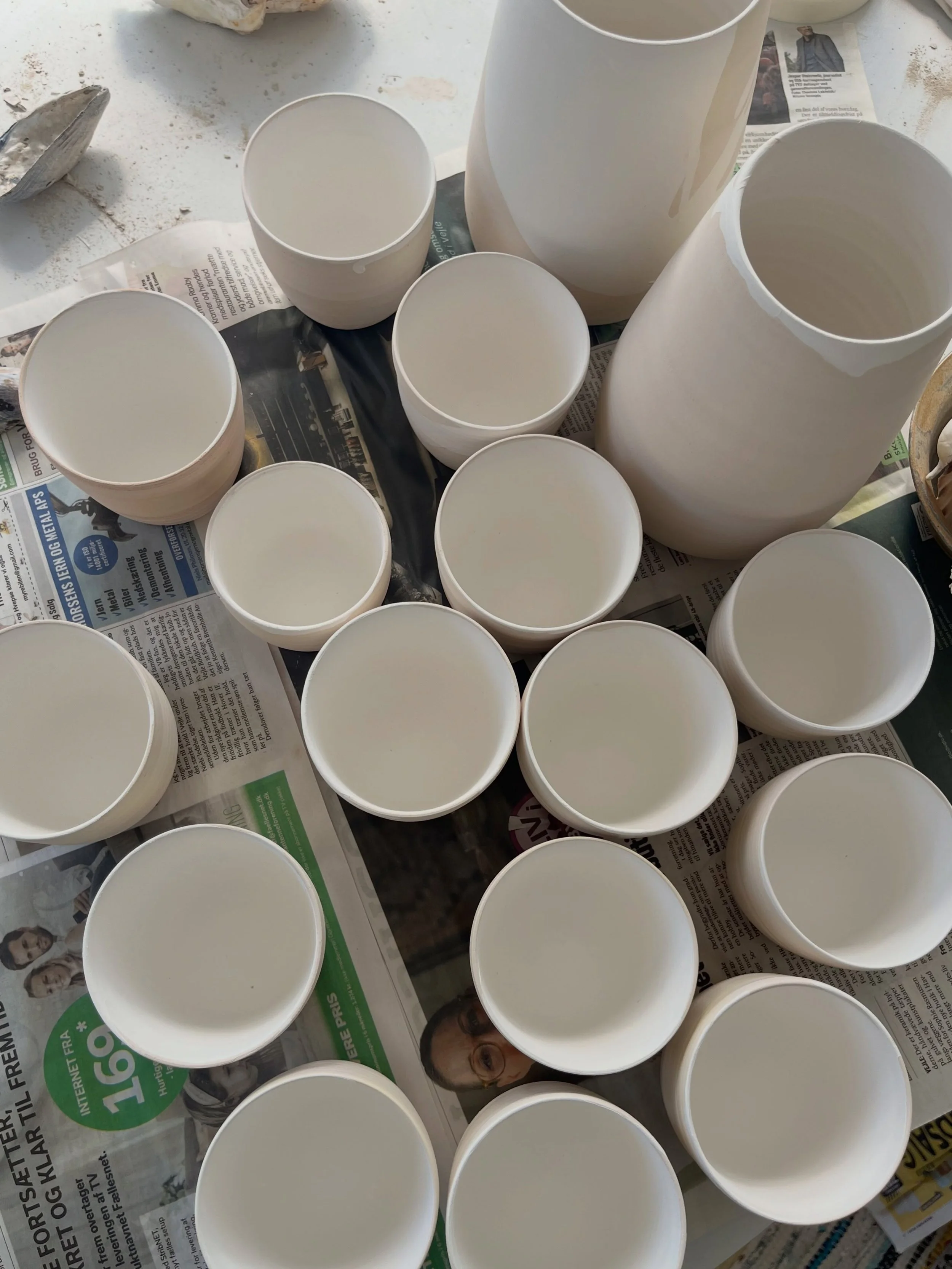 Har glaseret en masse keramik i dag. Overvejer ofte at anskaffe mig et stempel, men vender altid tilbage til at signere med pensel 🖌️🫶🏼🖌️

#h&aring;ndlavetkeramik #ceramics #pottery #signatur #clay