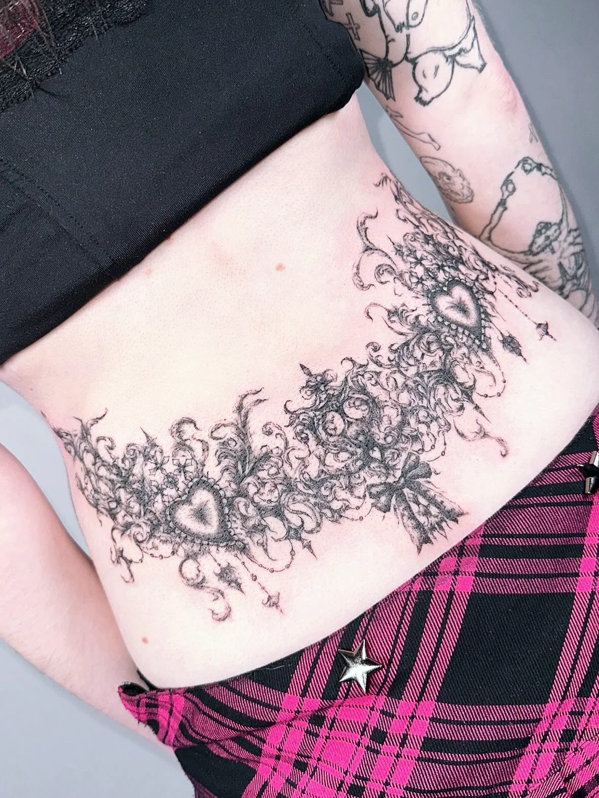 Lovecore trashcore tramp stamp, thank you, Luzie! Posting this one belatedly from my Berlin guest spot 🫀
Currently moving house but getting back to all DMs asap! 🎀