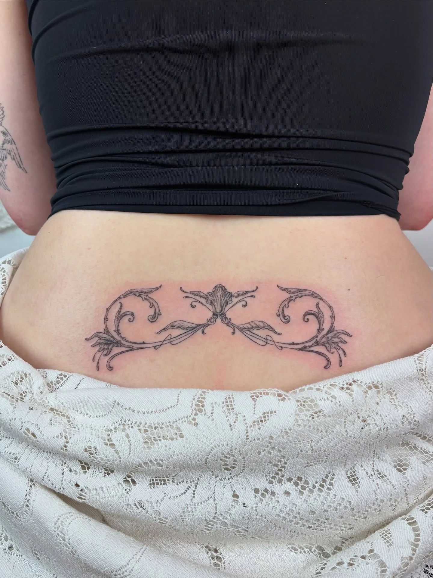 Flash piece 🌷

Booking end of November / limited December availability 🏹

More like this please x

#tat #tatt #tattoo #tattoos #botanical #botanicaltattoo #botanicalart #floral #flowers #vines #nature #floraltattoo #flowertattoo #lilytattoo #lilyfl