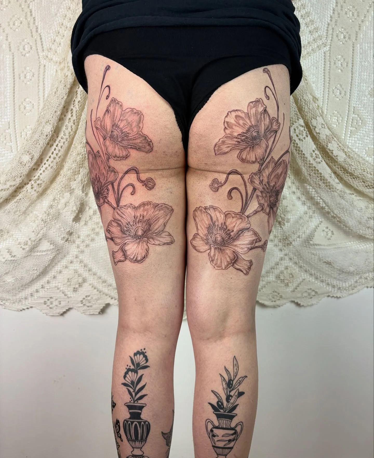 ꧁ 𝓑𝓸𝓽𝓪𝓷𝓲𝓬𝓪𝓵 𝓼𝔂𝓶𝓶𝓮𝓽𝓻𝔂 ꧂

This was a flash piece &amp; placement from my post that I&rsquo;m so proud I got the chance to do!

From the lower thighs the flowers &amp; buds curled round &amp; up to perfectly to frame the clients hips &a