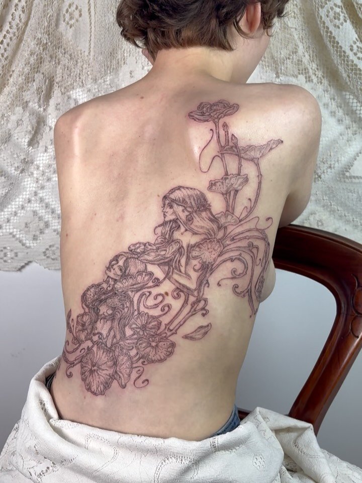 ꧁𝓕𝓻𝓮𝓮 𝓱𝓪𝓷𝓭 𝓗𝔂𝓵𝓪𝓼 &amp; 𝓽𝓱𝓮 𝓷𝔂𝓶𝓹𝓱𝓼 𝓫𝓪𝓬𝓴 𝓹𝓲𝓮𝓬𝓮꧂

Based off of the romanticism piece by John William Waterhouse (in last slide), me &amp; my lovely client created this free flowing back piece 🪷

Having pre drawn two nymph