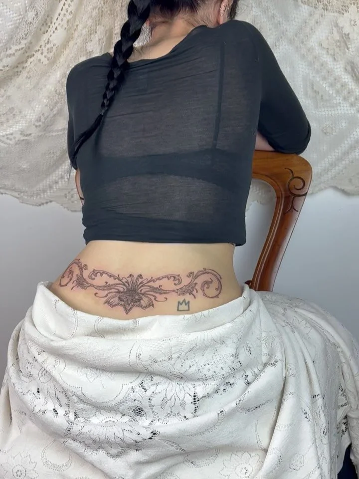 Flash piece🌷

Done as a delicate lower back piece at @studio_sanct 🪽

Always love this placement - any ideas or enquiries please dm 🕯️

Now booking March - very limited availability 🌱

#tat #tatt #tattoo #tattoos #botanical #botanicaltattoo #bota