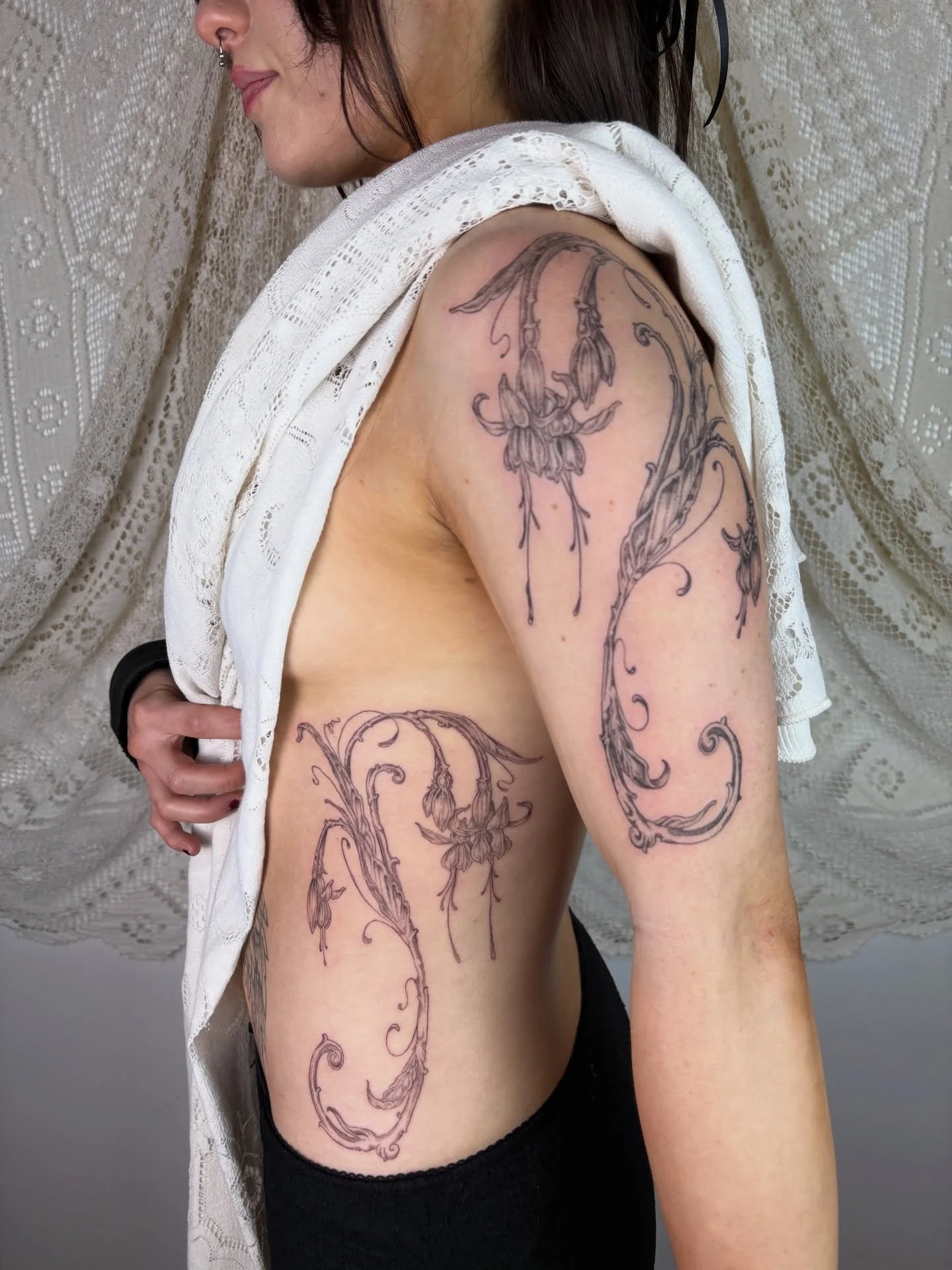 ꧁𝓜𝓲𝓻𝓻𝓸𝓻𝓮𝓭 𝓯𝓵𝓪𝓼𝓱 𝓹𝓲𝓮𝓬𝓮, 𝓭𝓻𝓲𝓹𝓹𝓲𝓷𝓰 𝓯𝓾𝓬𝓱𝓼𝓲𝓪𝓼꧂

My lovely client saw this flash piece - originally mirrored inline with itself - and asked if we could split them down the middle across the arm &amp; torso 🕯️

So happy wi