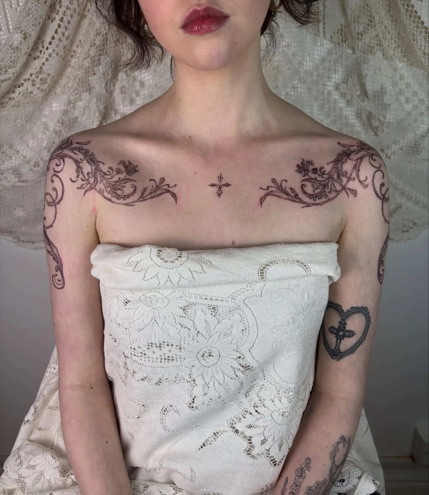 Symmetrical floral shoulder wraps with ornate centre🌱

First day sitting back of 2026 &amp; I love how it turned out. We created layers of iris vines that grew round the back side &amp; front of each shoulder, blooming on the collarbones 🌷

Books a