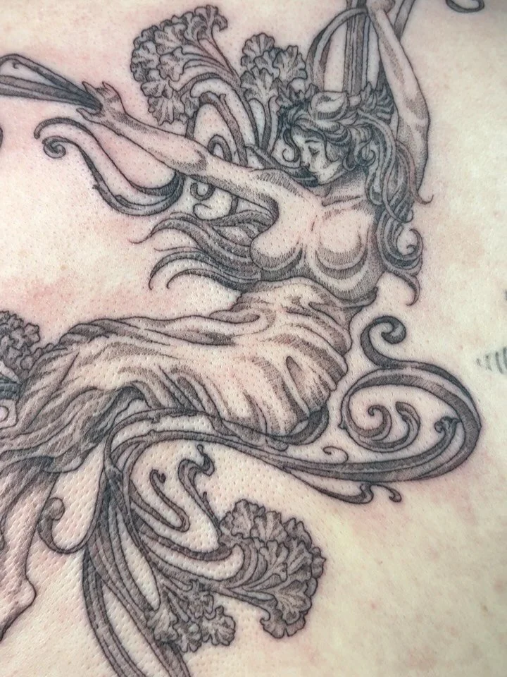 ꧁ 𝓛𝓲𝓽𝓽𝓵𝓮 𝓵𝓪𝓭𝔂 𝓸𝓷 𝓪 𝓯𝓵𝓸𝓪𝓽𝓲𝓷𝓰 𝓫𝓮𝓭 𝓸𝓯 𝓯𝓵𝓸𝔀𝓮𝓻𝓼 ꧂

A custom back filler done for my lovely client today🕯️

I was lucky enough to have a lot of free rein on this session, with back and fourth sketching &amp; stenciling we 