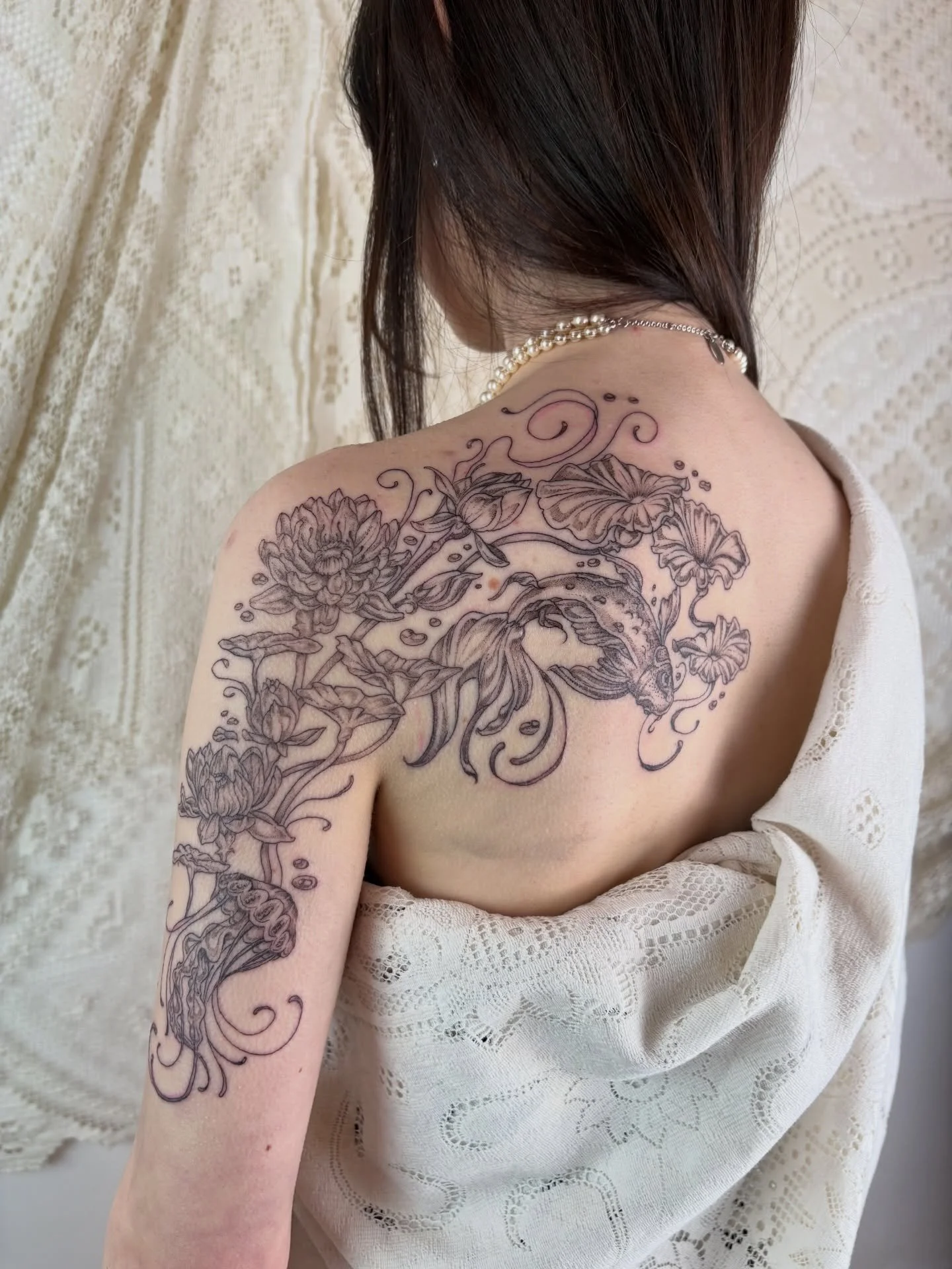 ꧁ 𝓤𝓷𝓭𝓮𝓻𝔀𝓪𝓽𝓮𝓻 𝓵𝓲𝓯𝓮 &amp; 𝓵𝓲𝓵𝔂 𝓹𝓪𝓭𝓼 ꧂

Having sent a few photos of inspo, me and my client created this custom underwater scene growing from the arm up &amp; across the shoulder 🪷 

Books are currently closed &amp; my waitlist wi