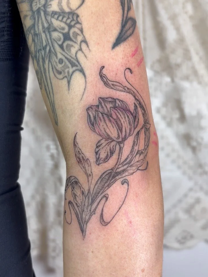 A lil tulip gap filler 🌷

Love the way this one moves with the bend of the arm x
Thankyou bibi 🌱

Just a reminder I am now on maternity leave 🦦
I&rsquo;m not sure as of yet when exactly I&rsquo;ll be returning to work. When I do return I&rsquo;ll 