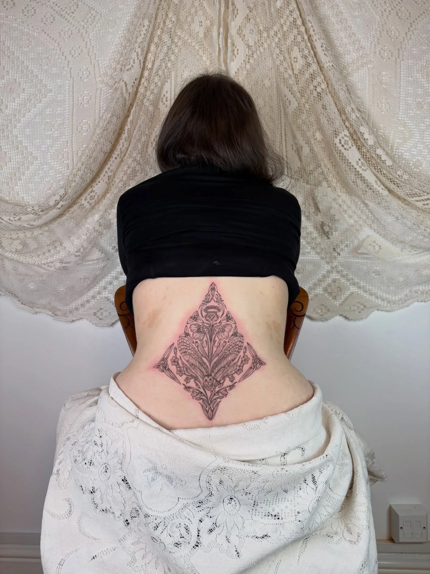 ꧁ 𝓑𝓵𝓸𝓭𝓮𝓾𝔀𝓮𝓭𝓭 𝓑𝓪𝓬𝓴 𝓹𝓲𝓮𝓬𝓮 ꧂

A piece symbolising Megan&rsquo;s Welsh heritage through referencing elements of Welsh folklore.
One particular reference being the story of Blodeuwedd. Blodeuwedd was a woman made from flowers in the Mab